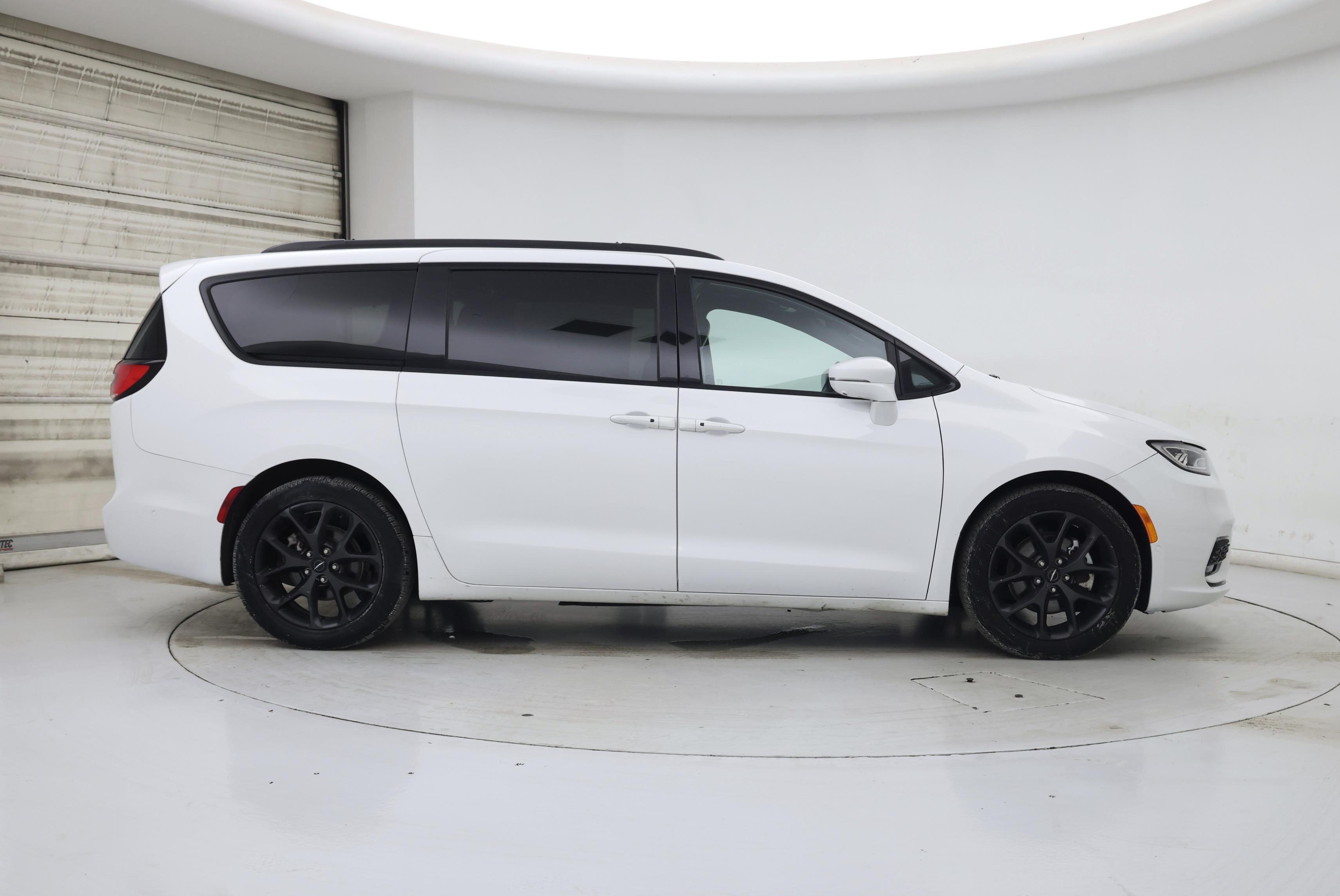 Thumbnail: 2022 Chrysler Pacifica - 7