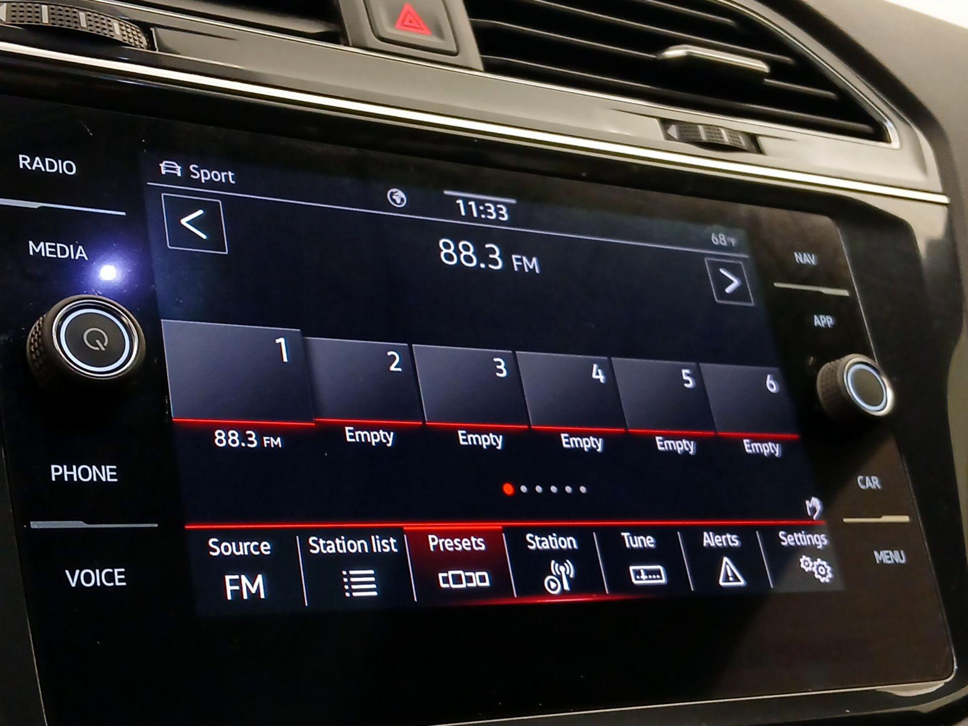 Thumbnail: 2022 Volkswagen Tiguan - 15