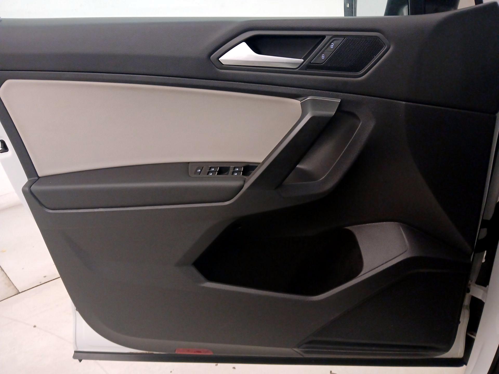 Thumbnail: 2021 Volkswagen Tiguan - 12