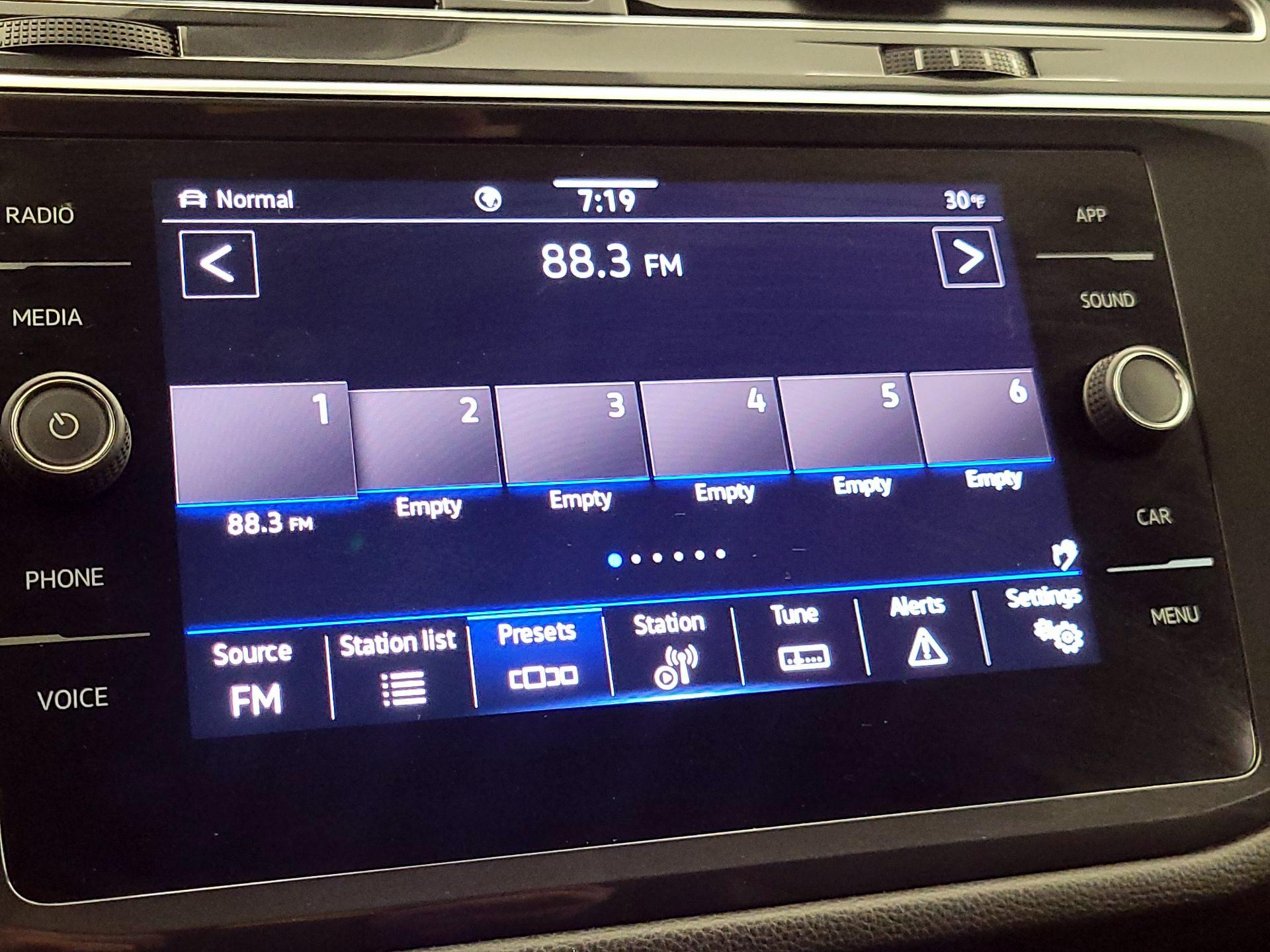 Thumbnail: 2022 Volkswagen Tiguan - 15