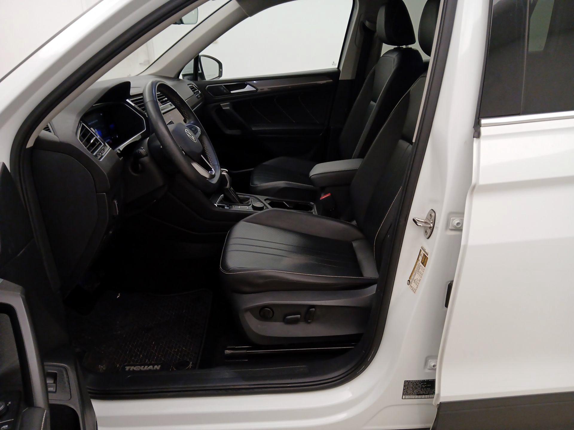 Thumbnail: 2022 Volkswagen Tiguan - 11