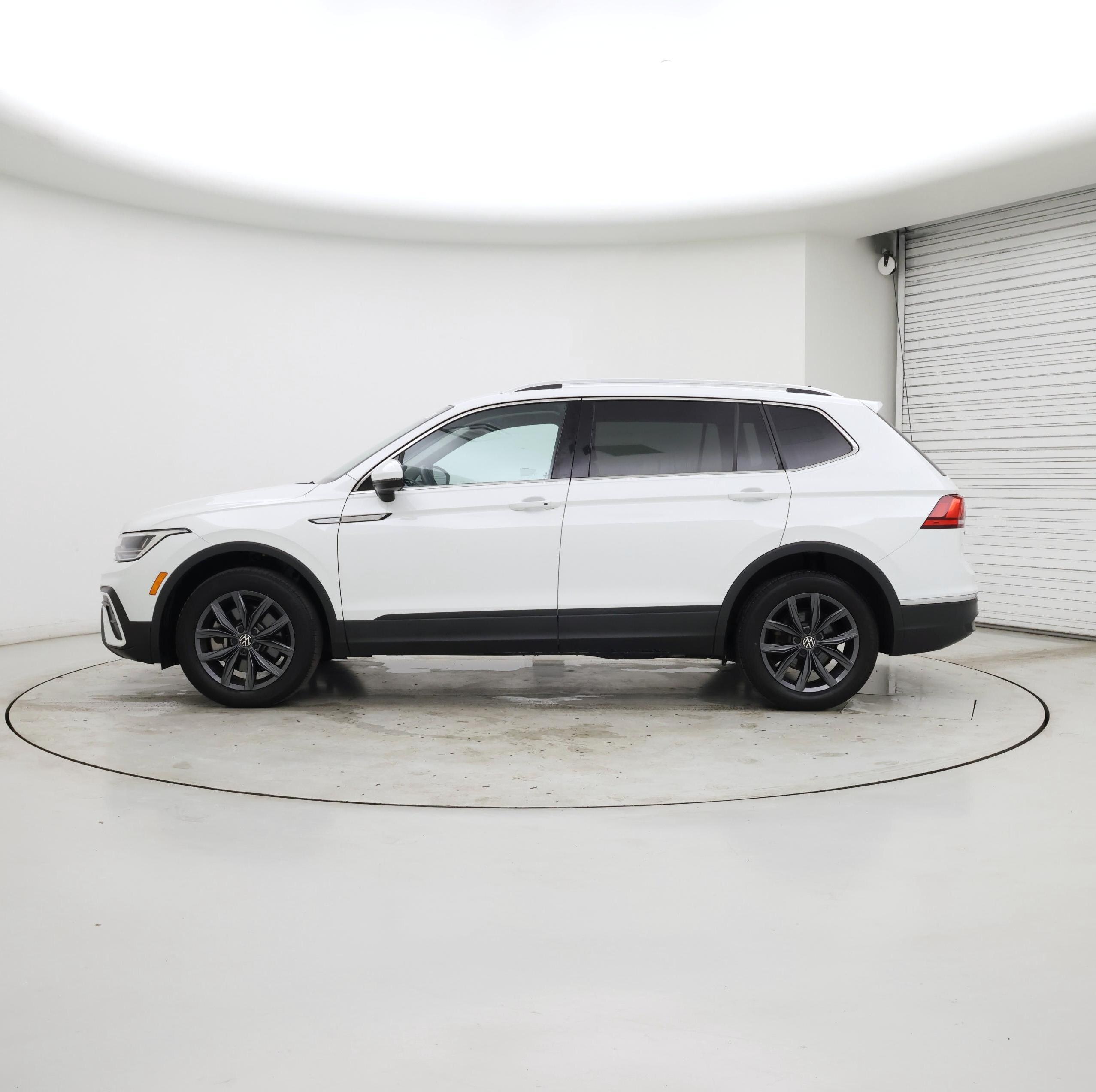 Thumbnail: 2022 Volkswagen Tiguan - 3