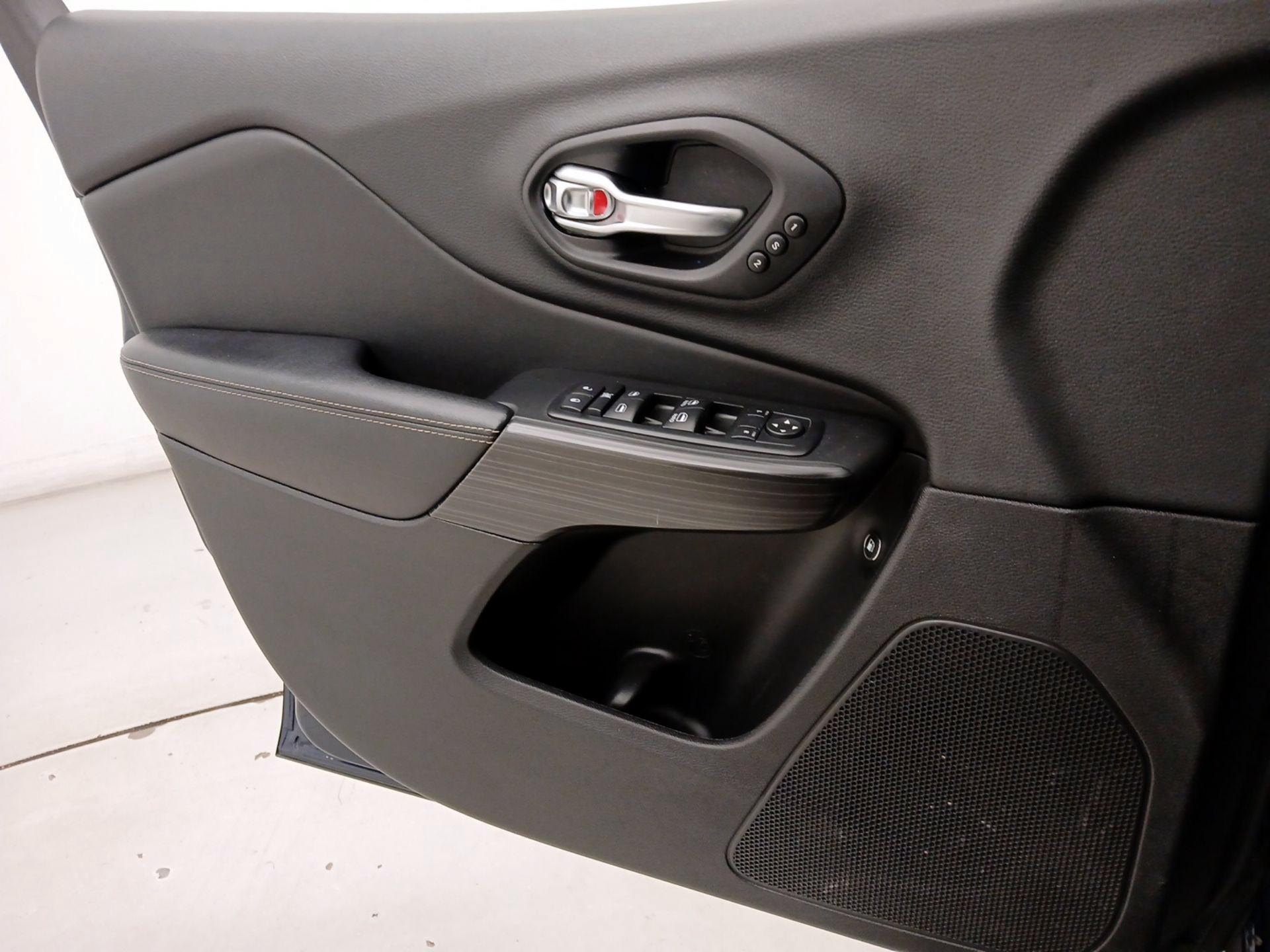 Thumbnail: 2015 Jeep Cherokee - 12