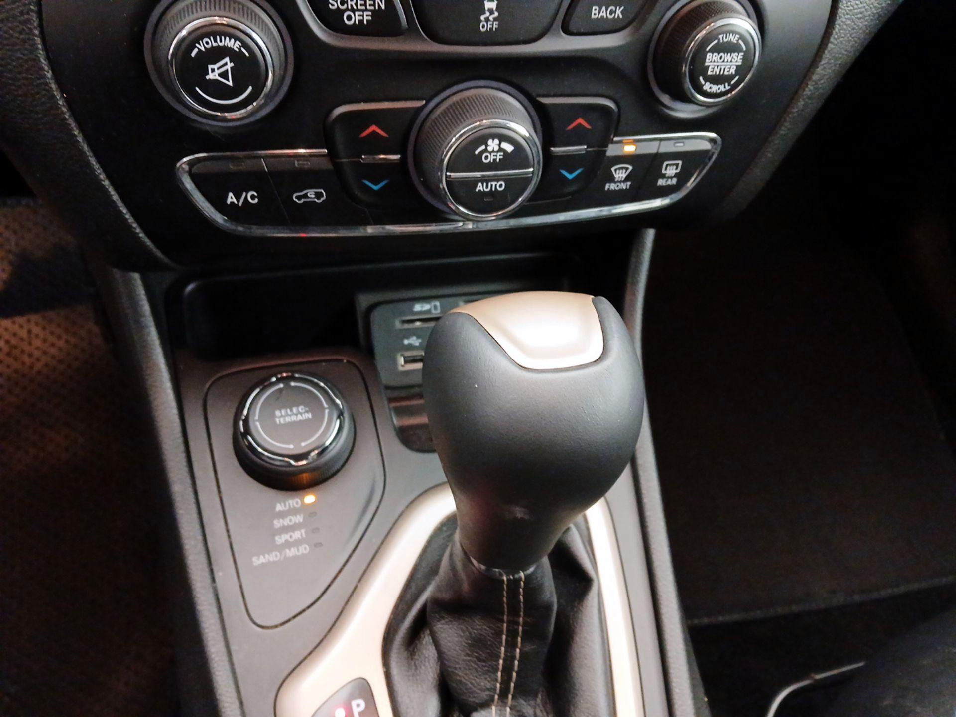 Thumbnail: 2015 Jeep Cherokee - 17