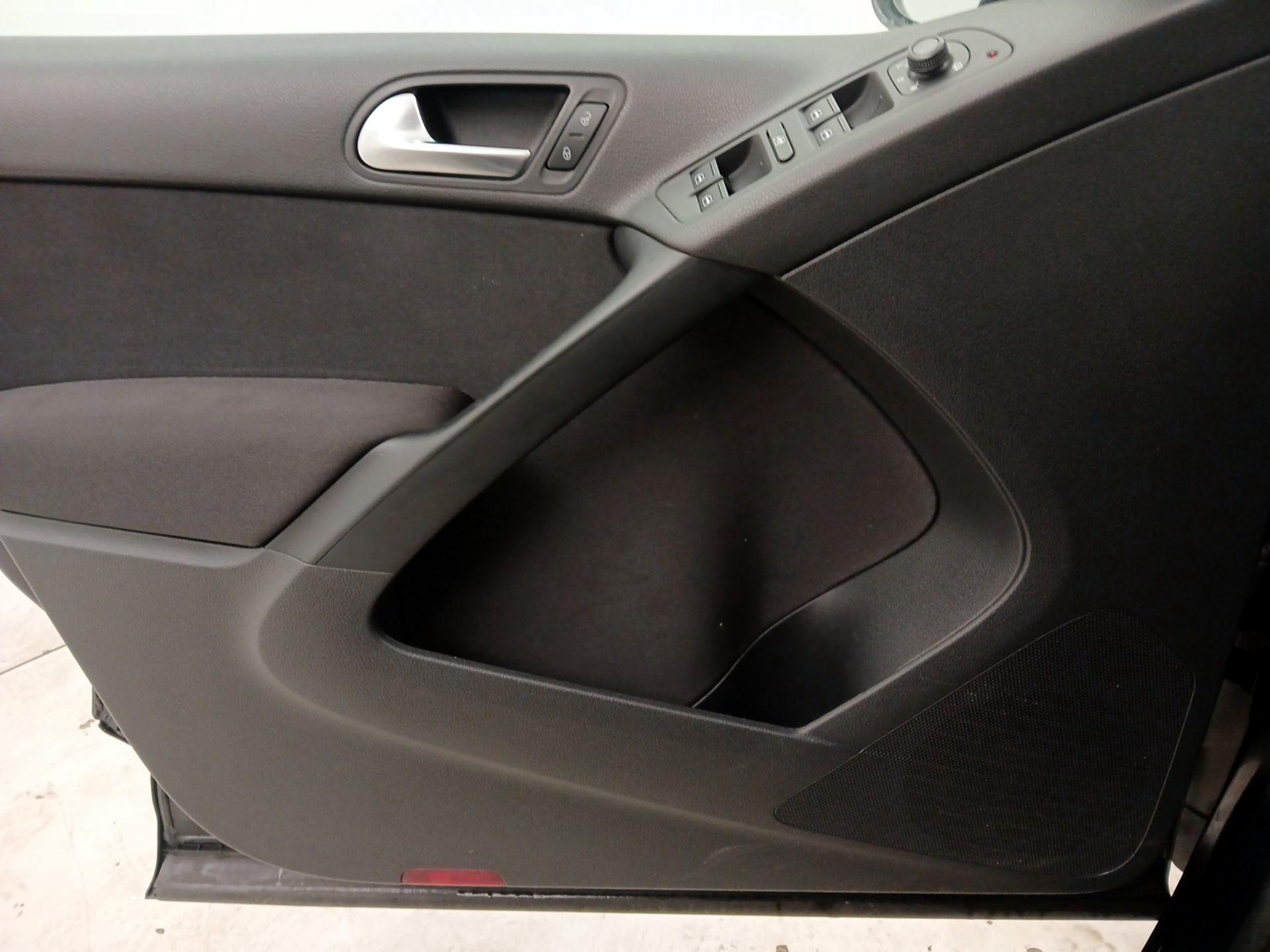 Thumbnail: 2017 Volkswagen Tiguan - 12