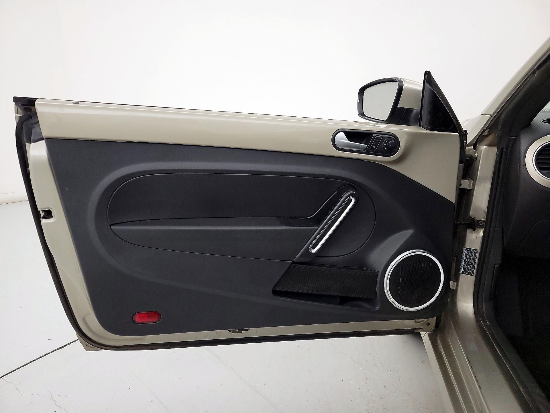 Thumbnail: 2014 Volkswagen Beetle - 12