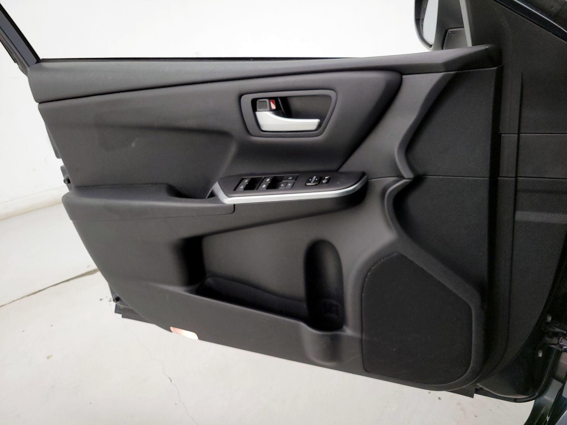 Thumbnail: 2017 Toyota Camry - 12