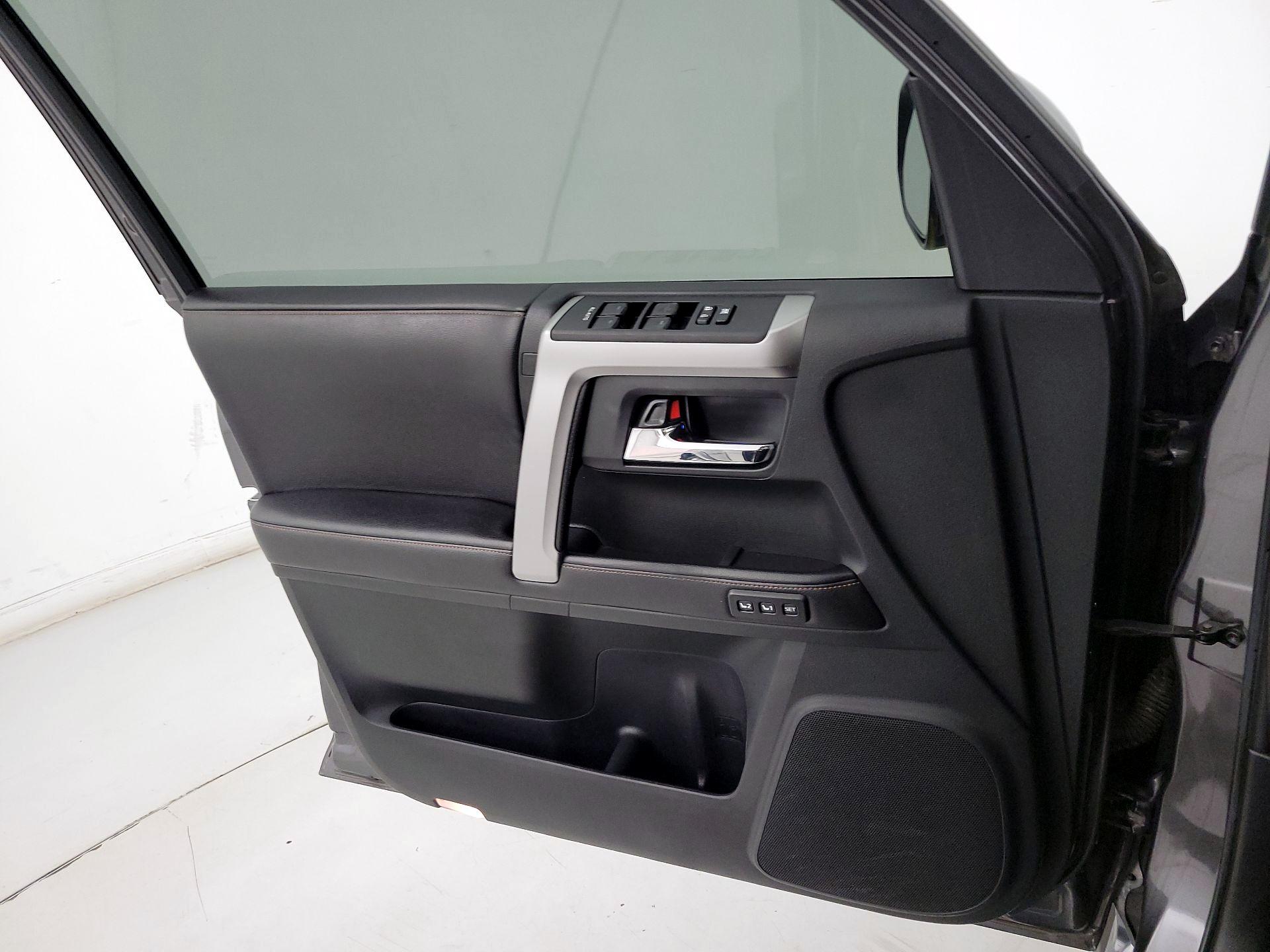 Thumbnail: 2016 Toyota 4Runner - 12