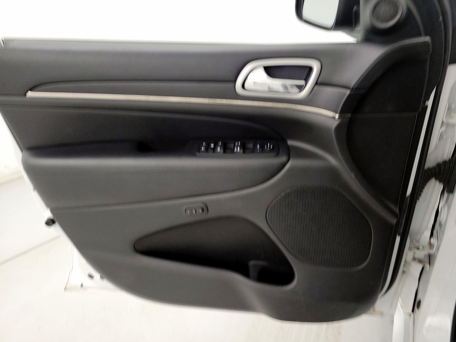 Thumbnail: 2018 Jeep Grand Cherokee - 12