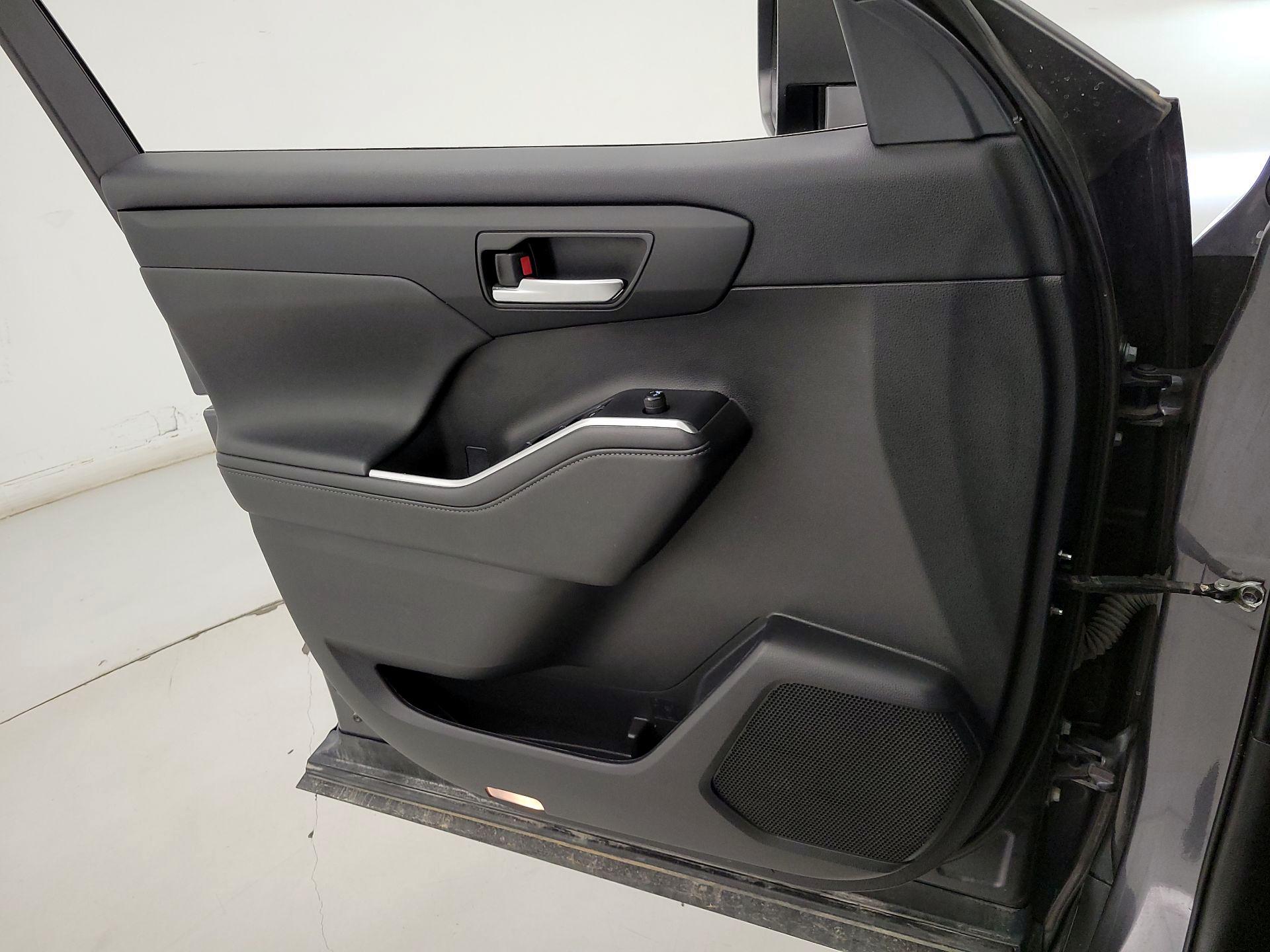 Thumbnail: 2022 Toyota Highlander - 12