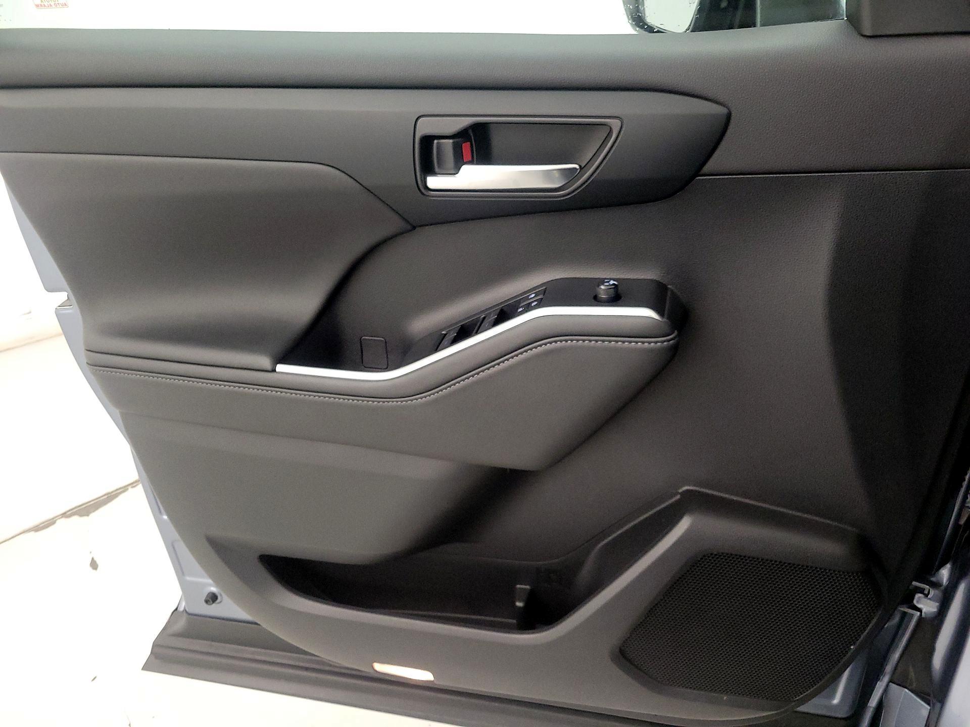 Thumbnail: 2020 Toyota Highlander - 12