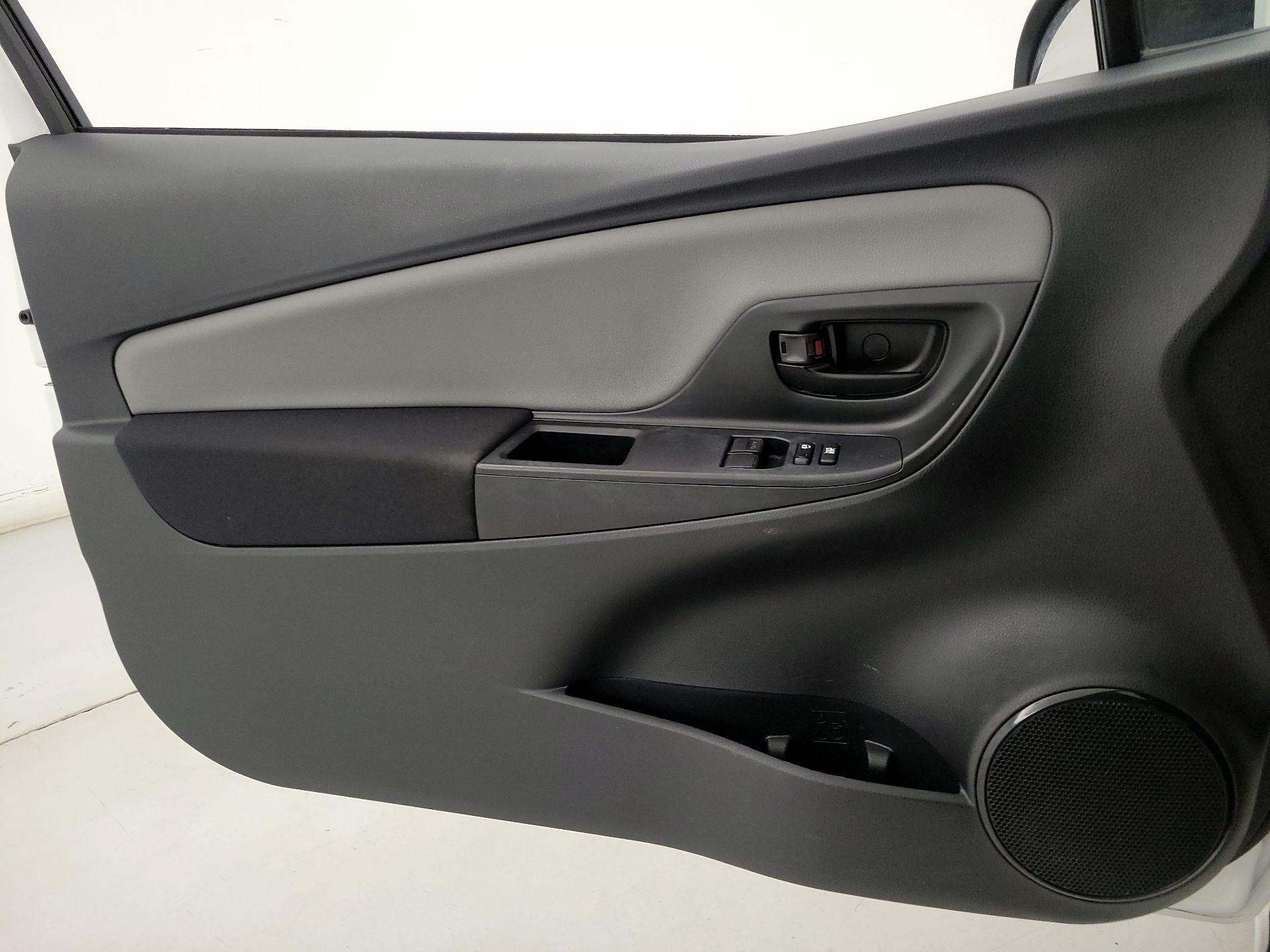 Thumbnail: 2016 Toyota Yaris - 12