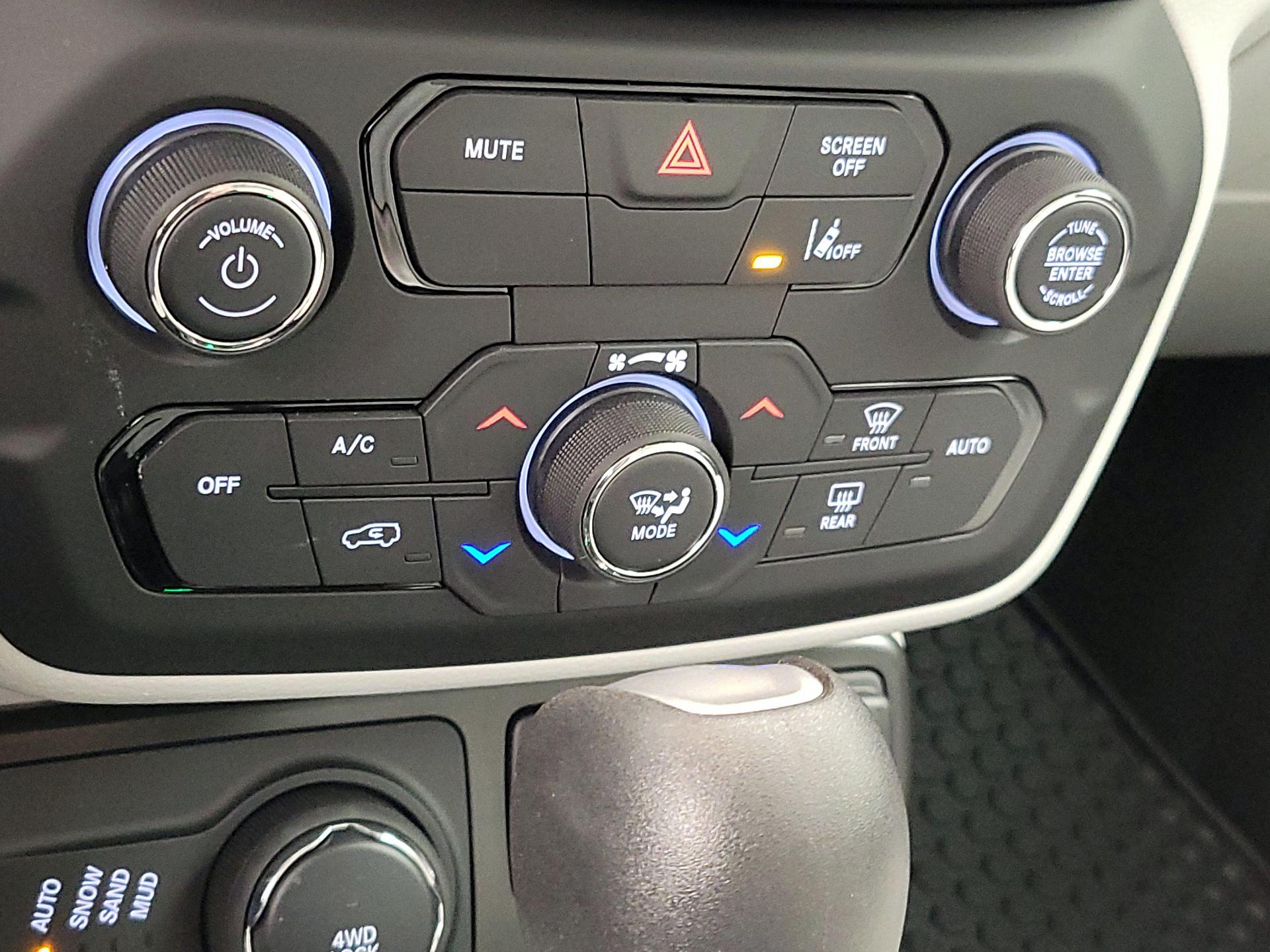 Thumbnail: 2022 Jeep Renegade - 17