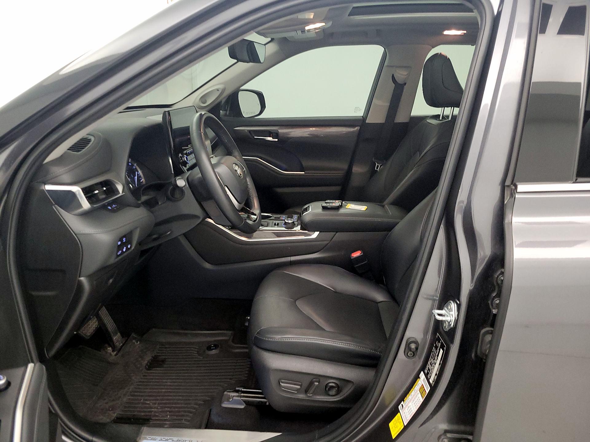 Thumbnail: 2022 Toyota Highlander - 11