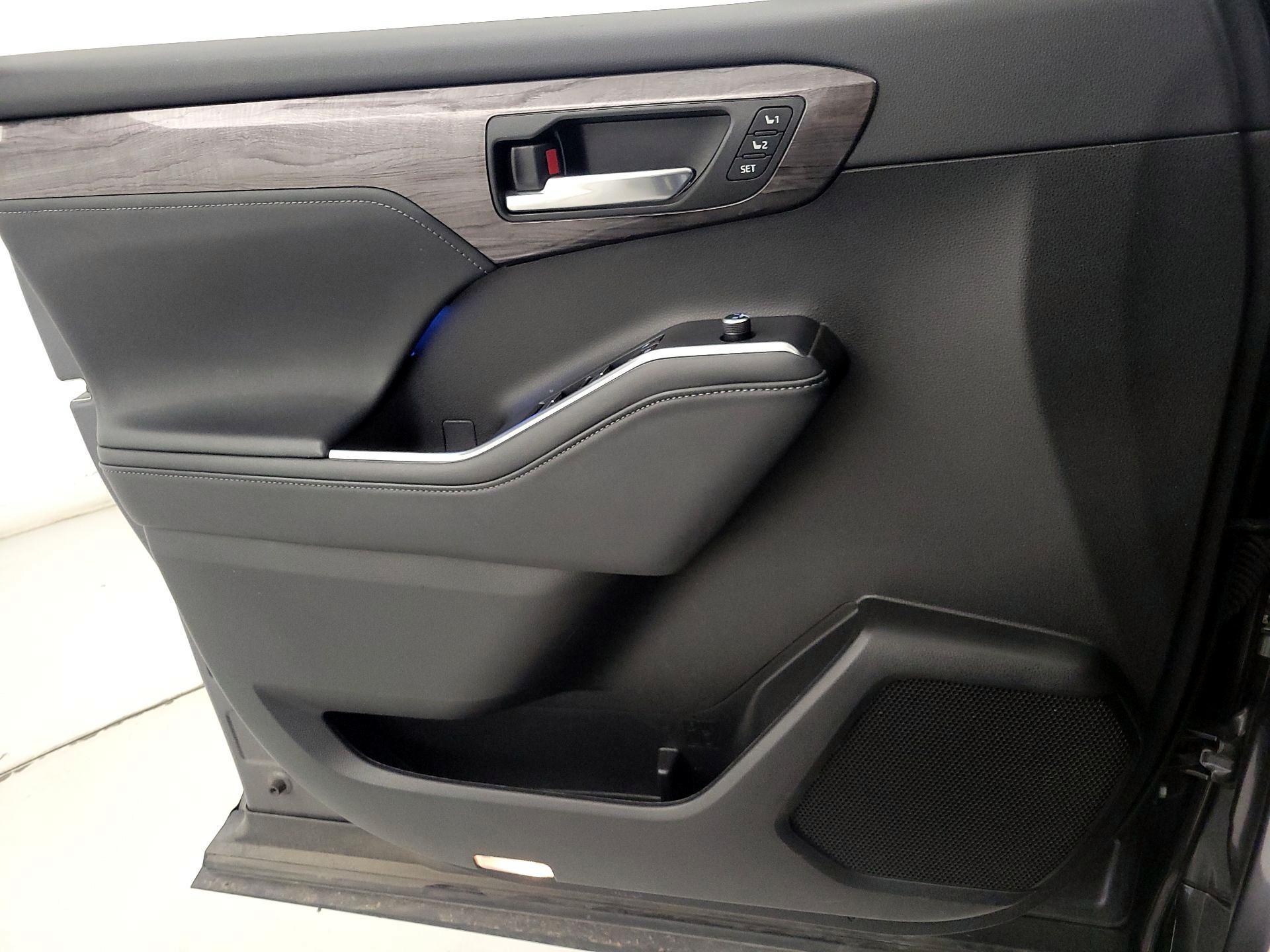 Thumbnail: 2022 Toyota Highlander - 12