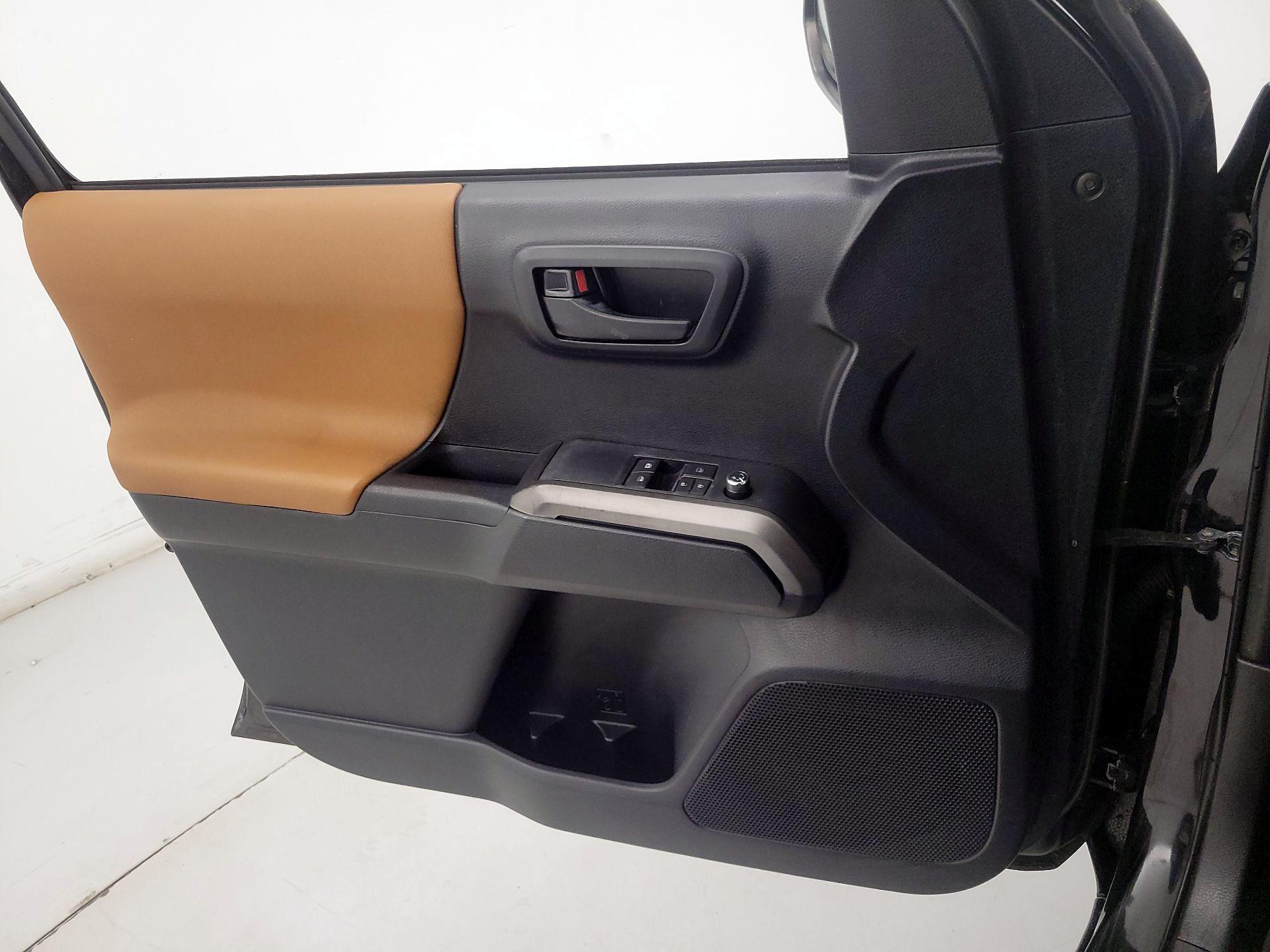 Thumbnail: 2017 Toyota Tacoma - 12