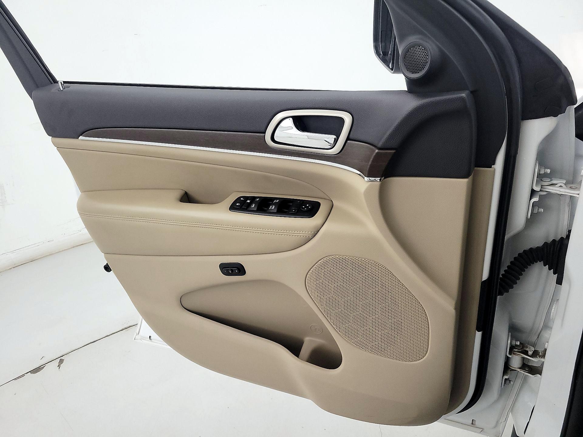 Thumbnail: 2016 Jeep Grand Cherokee - 12