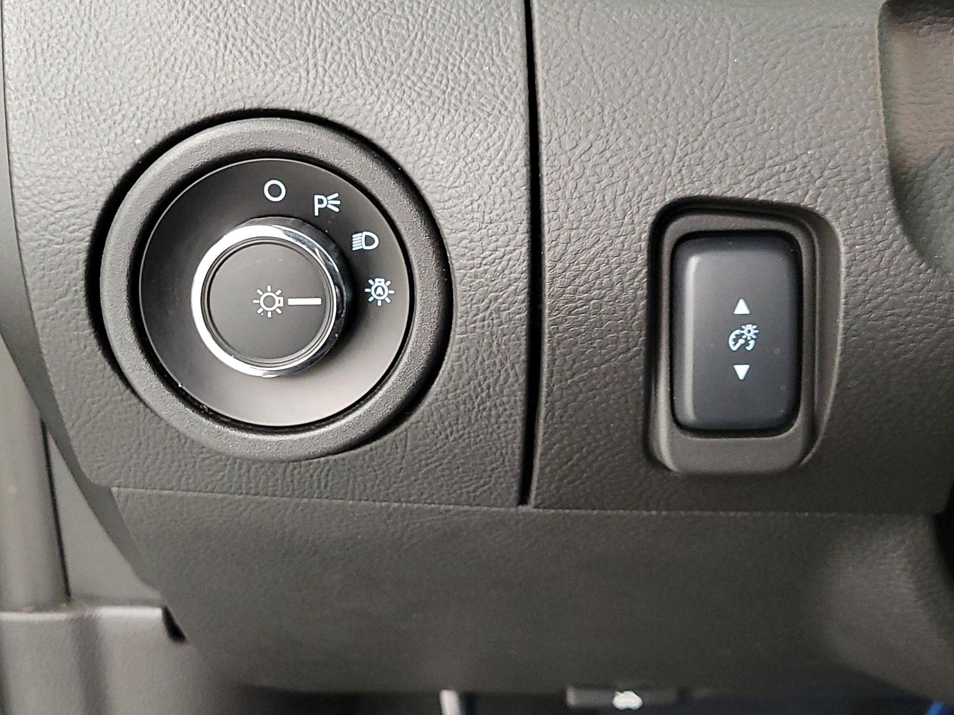 Thumbnail: 2016 Ford Taurus - 13