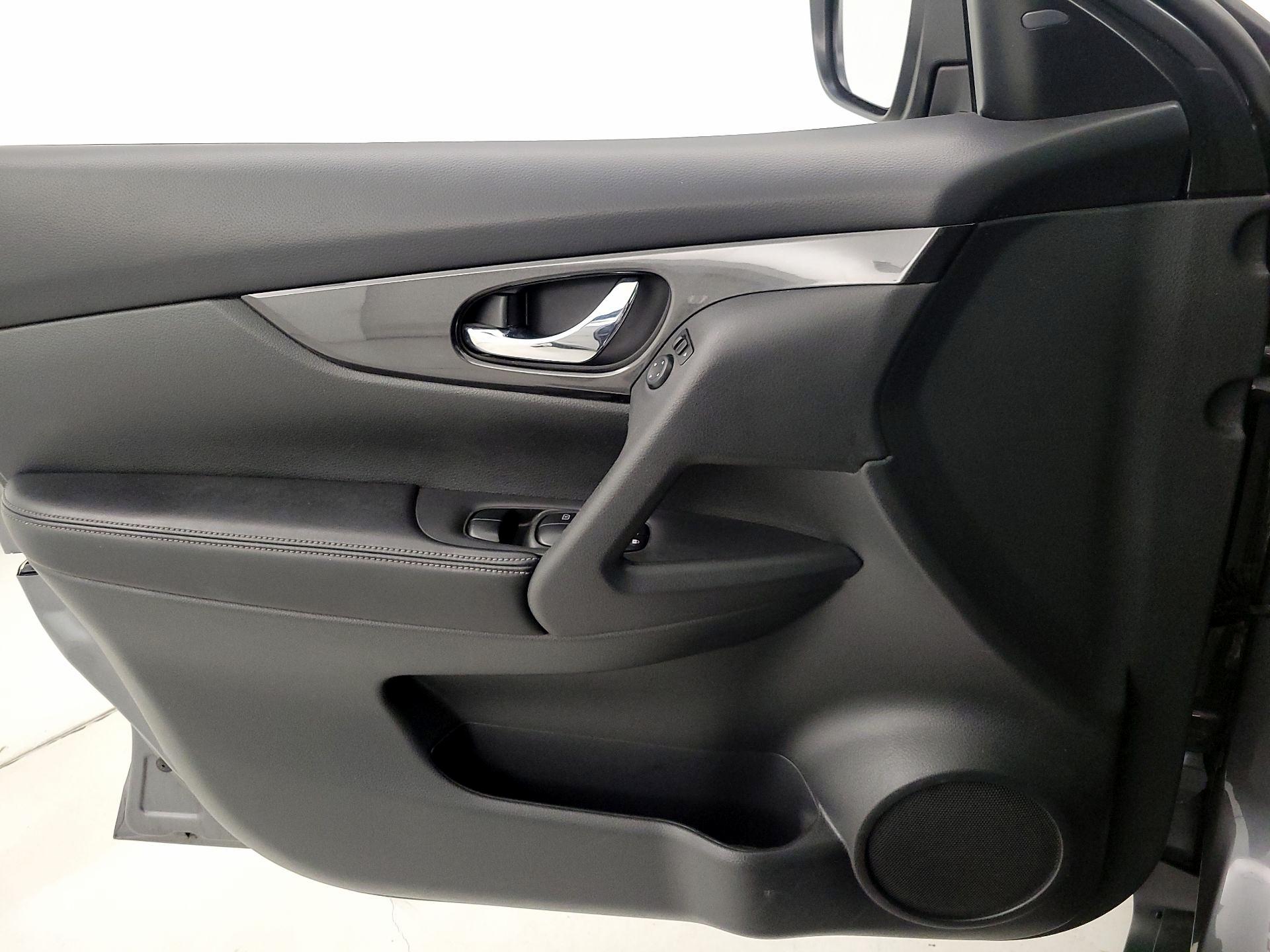 Thumbnail: 2017 Nissan Rogue - 12