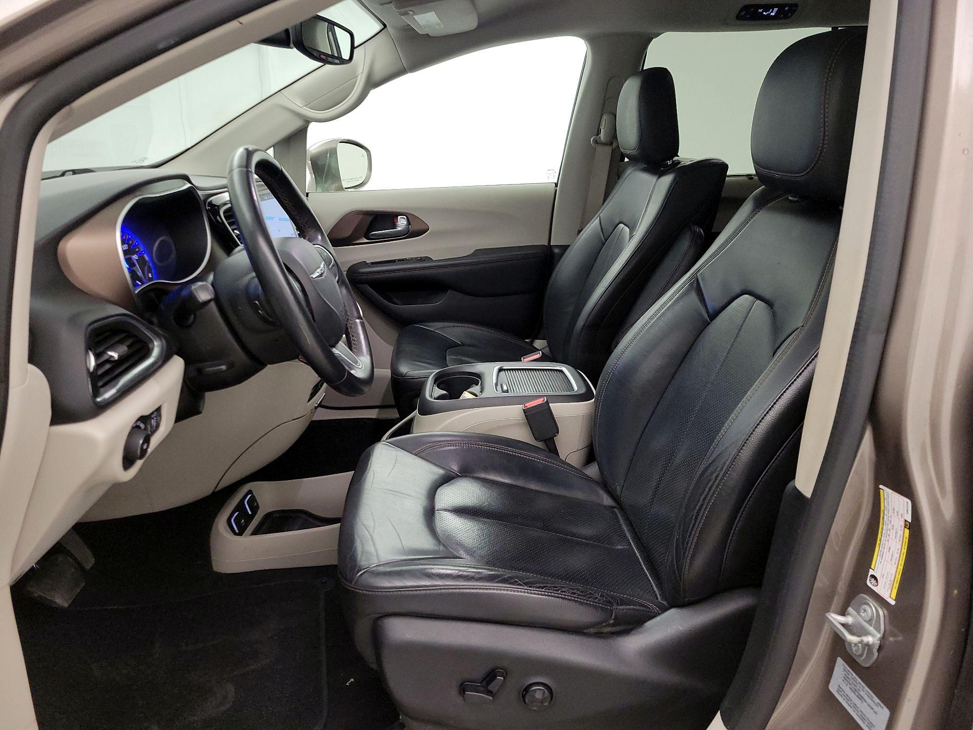 Thumbnail: 2017 Chrysler Pacifica - 11