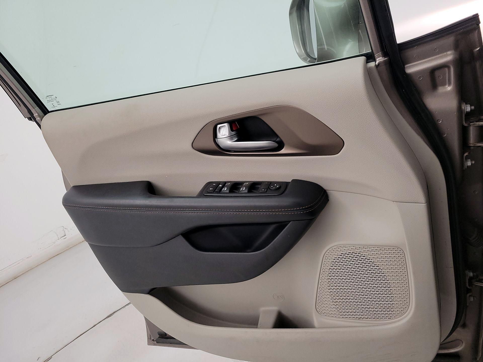 Thumbnail: 2017 Chrysler Pacifica - 12