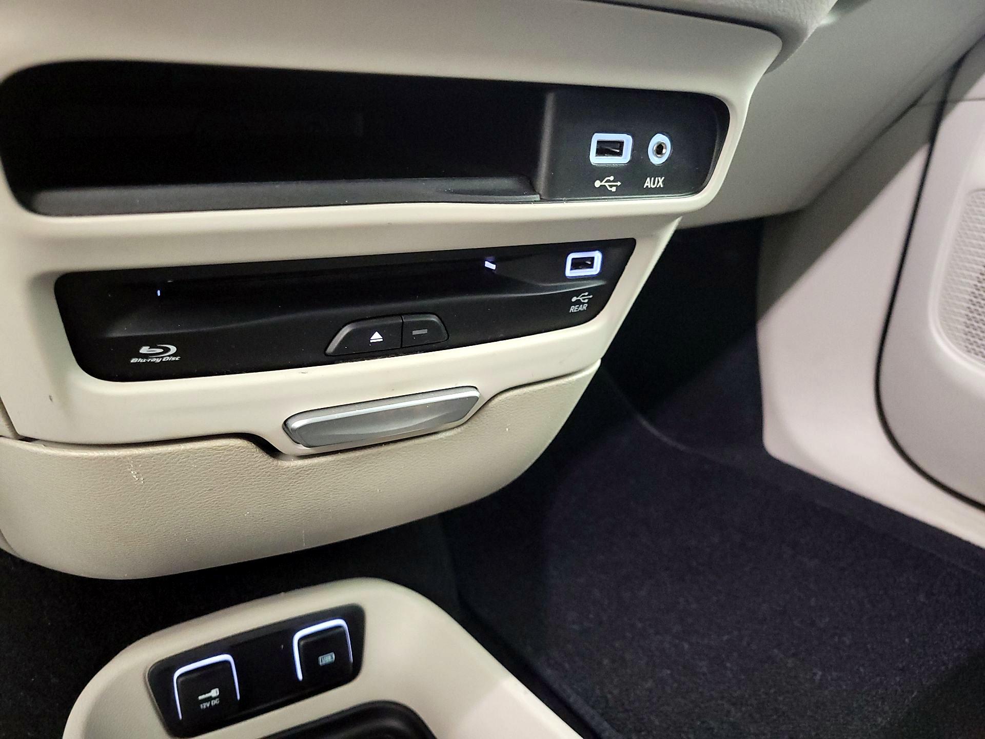 Thumbnail: 2017 Chrysler Pacifica - 19