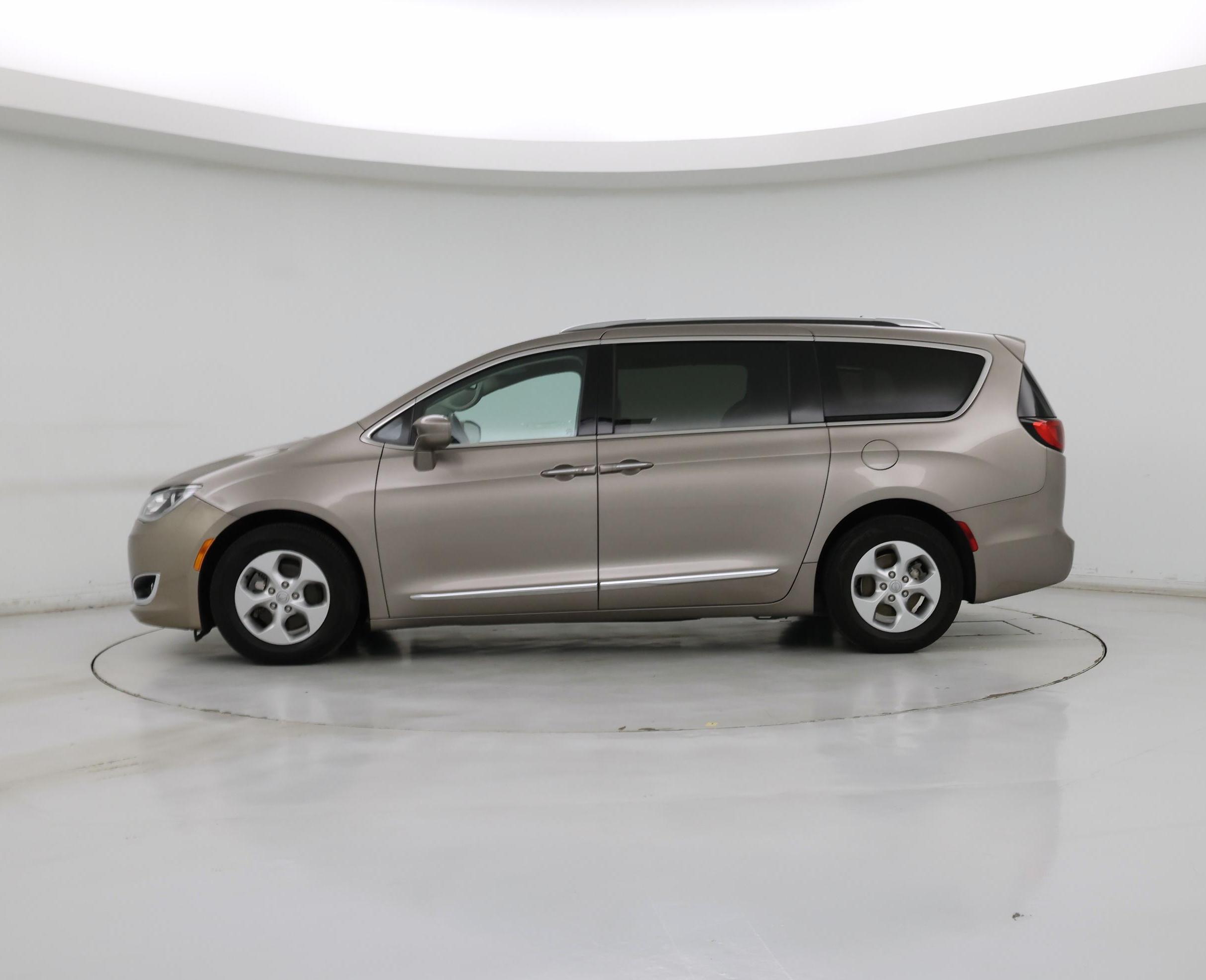 Thumbnail: 2017 Chrysler Pacifica - 3