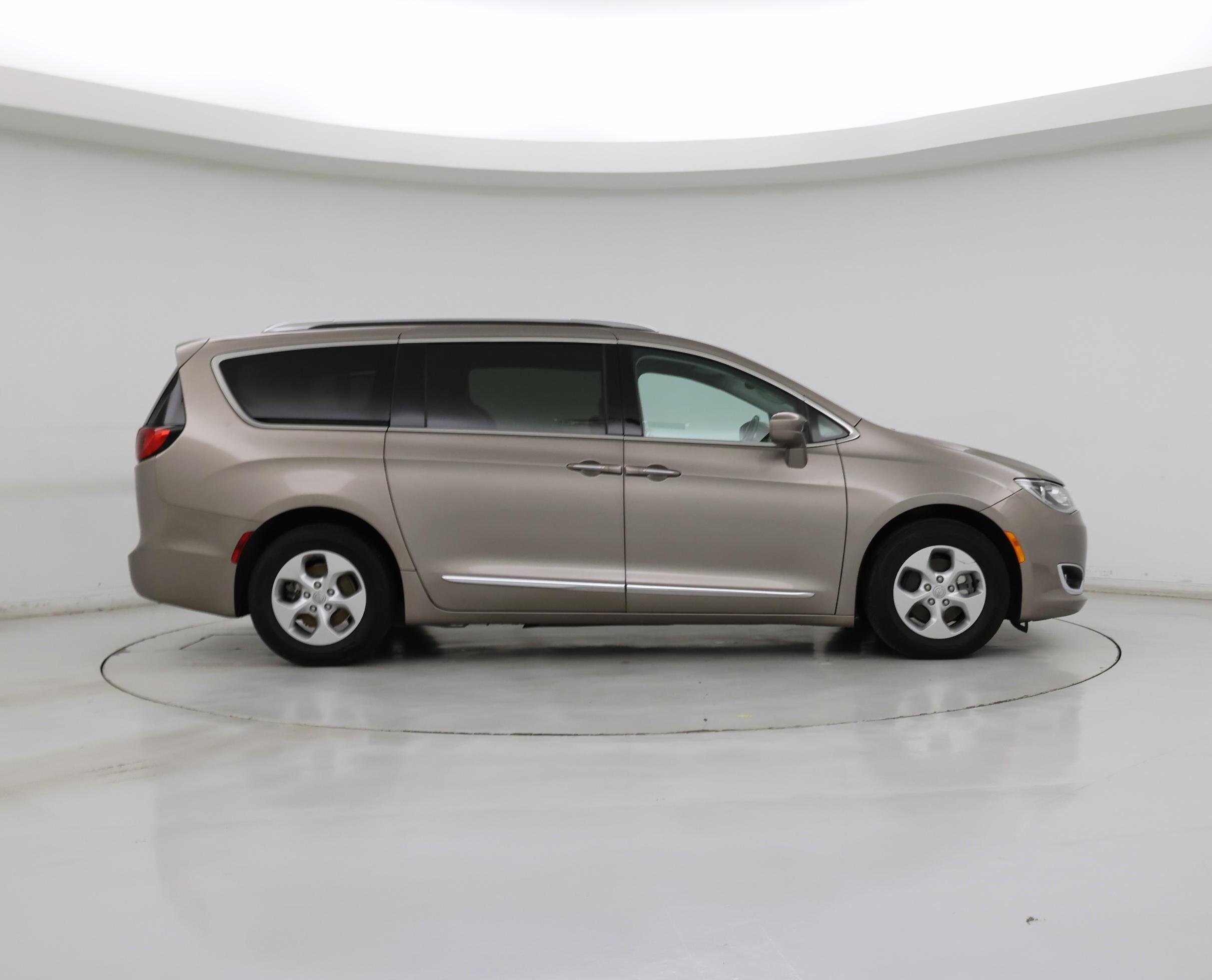 Thumbnail: 2017 Chrysler Pacifica - 7