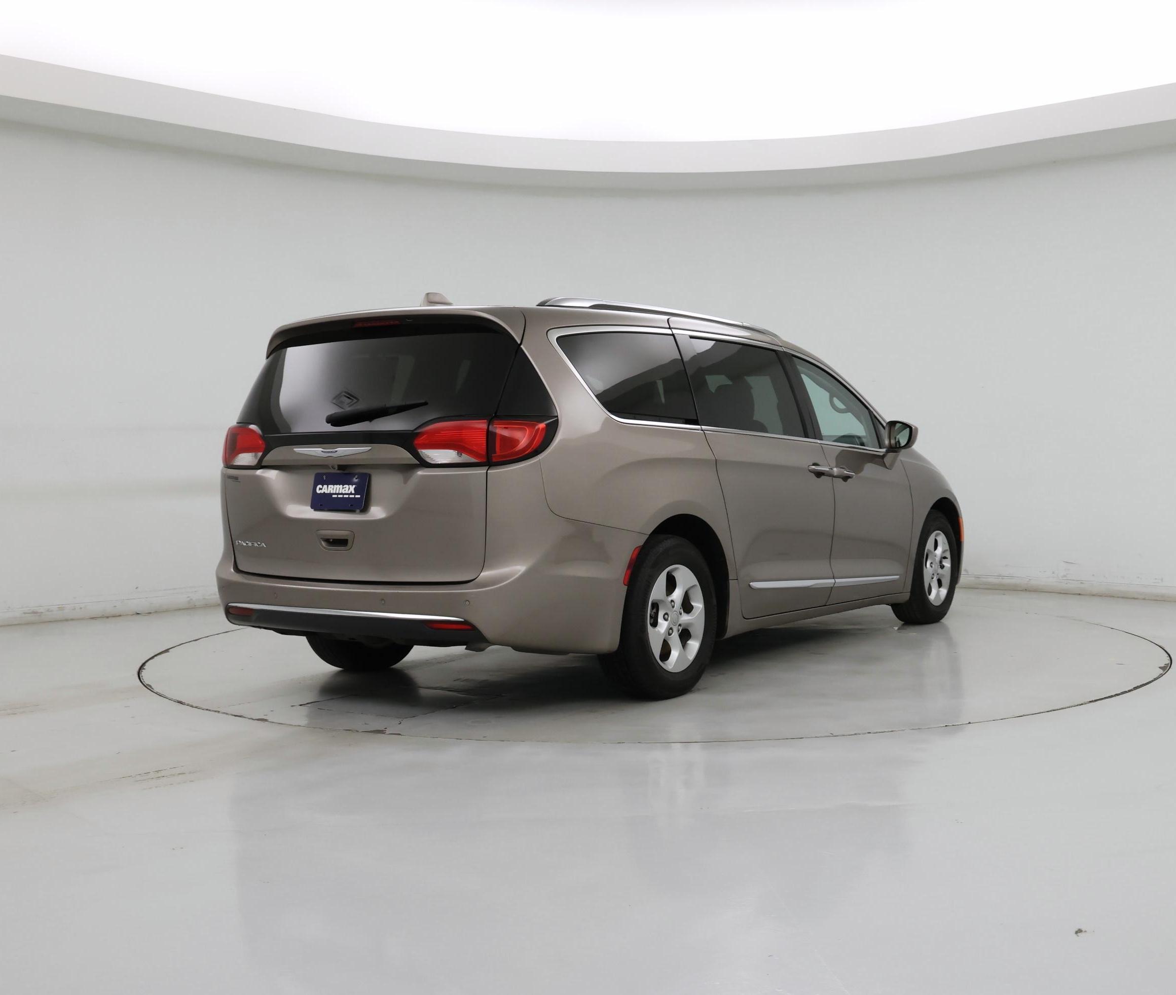 Thumbnail: 2017 Chrysler Pacifica - 8