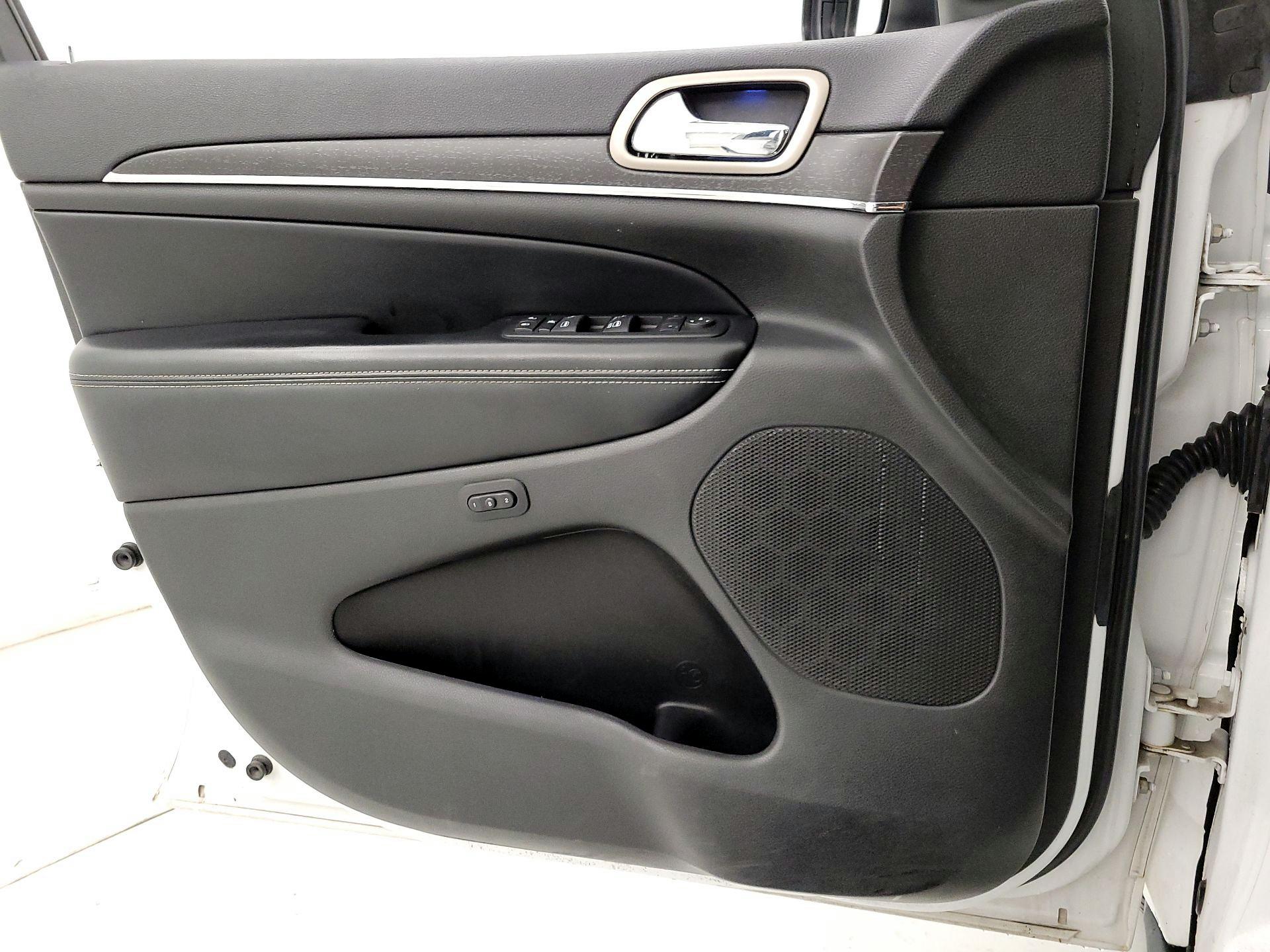 Thumbnail: 2015 Jeep Grand Cherokee - 12