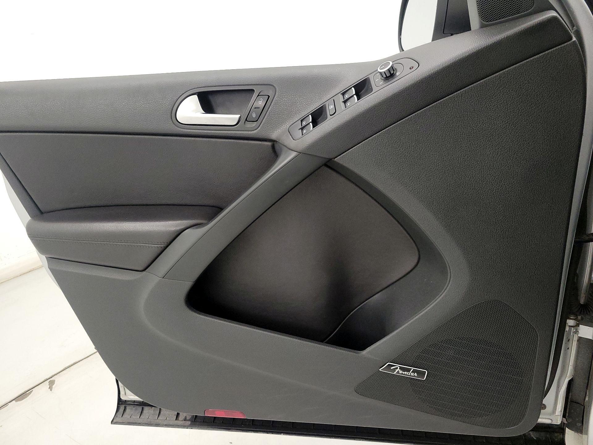 Thumbnail: 2015 Volkswagen Tiguan - 12