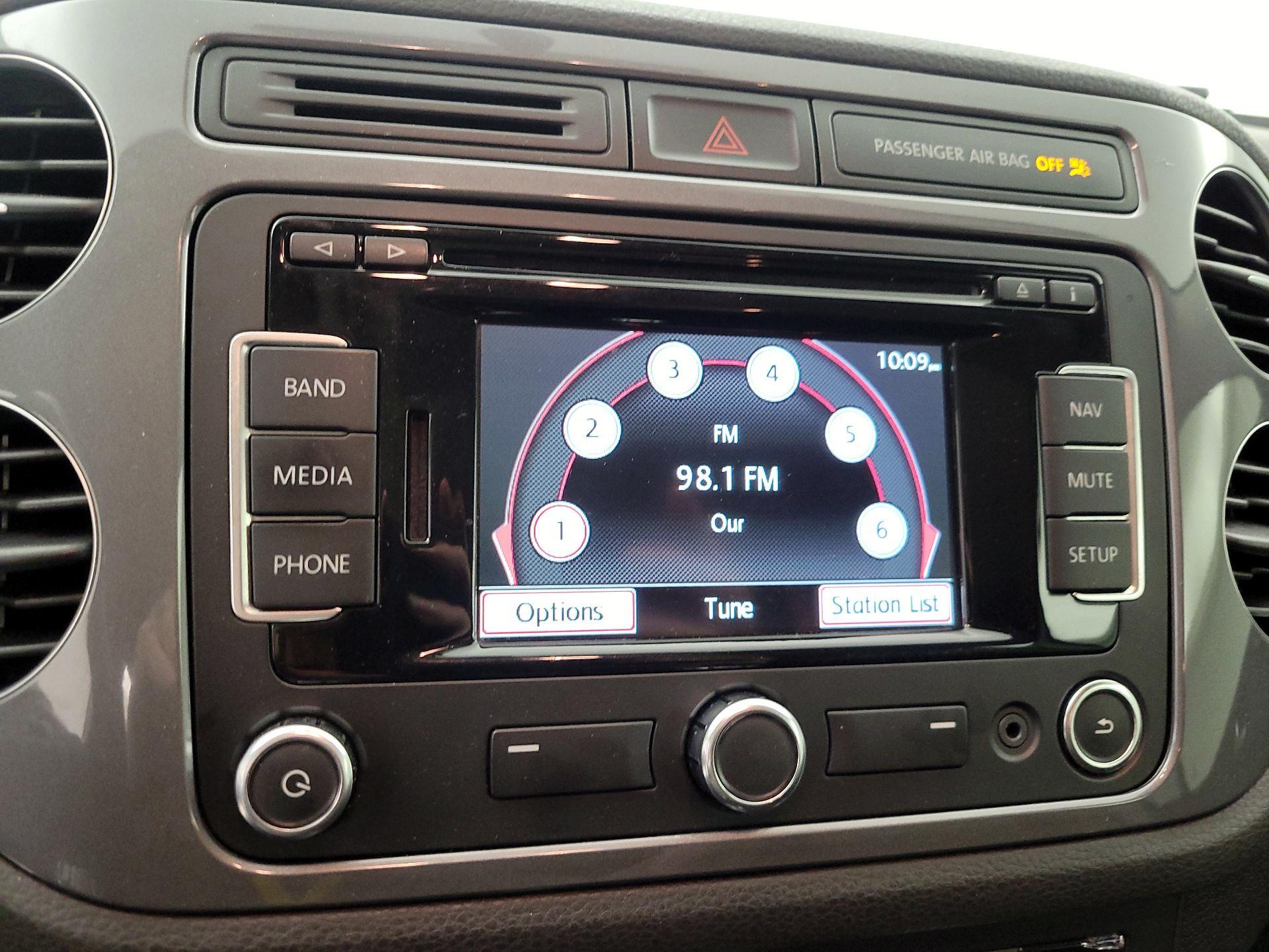 Thumbnail: 2015 Volkswagen Tiguan - 15