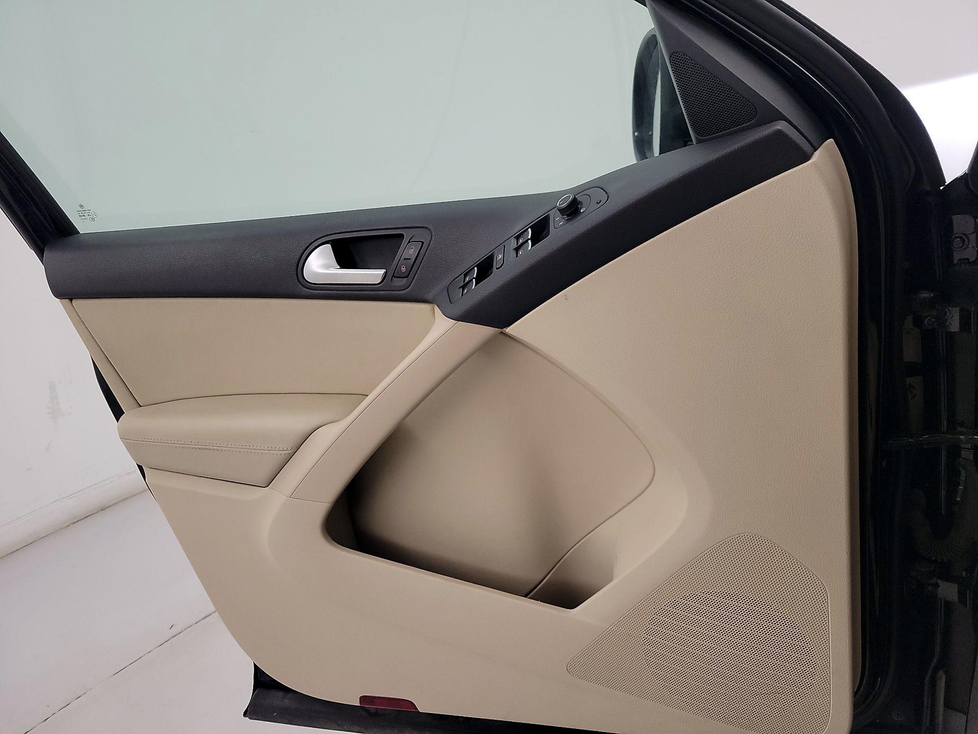 Thumbnail: 2016 Volkswagen Tiguan - 12