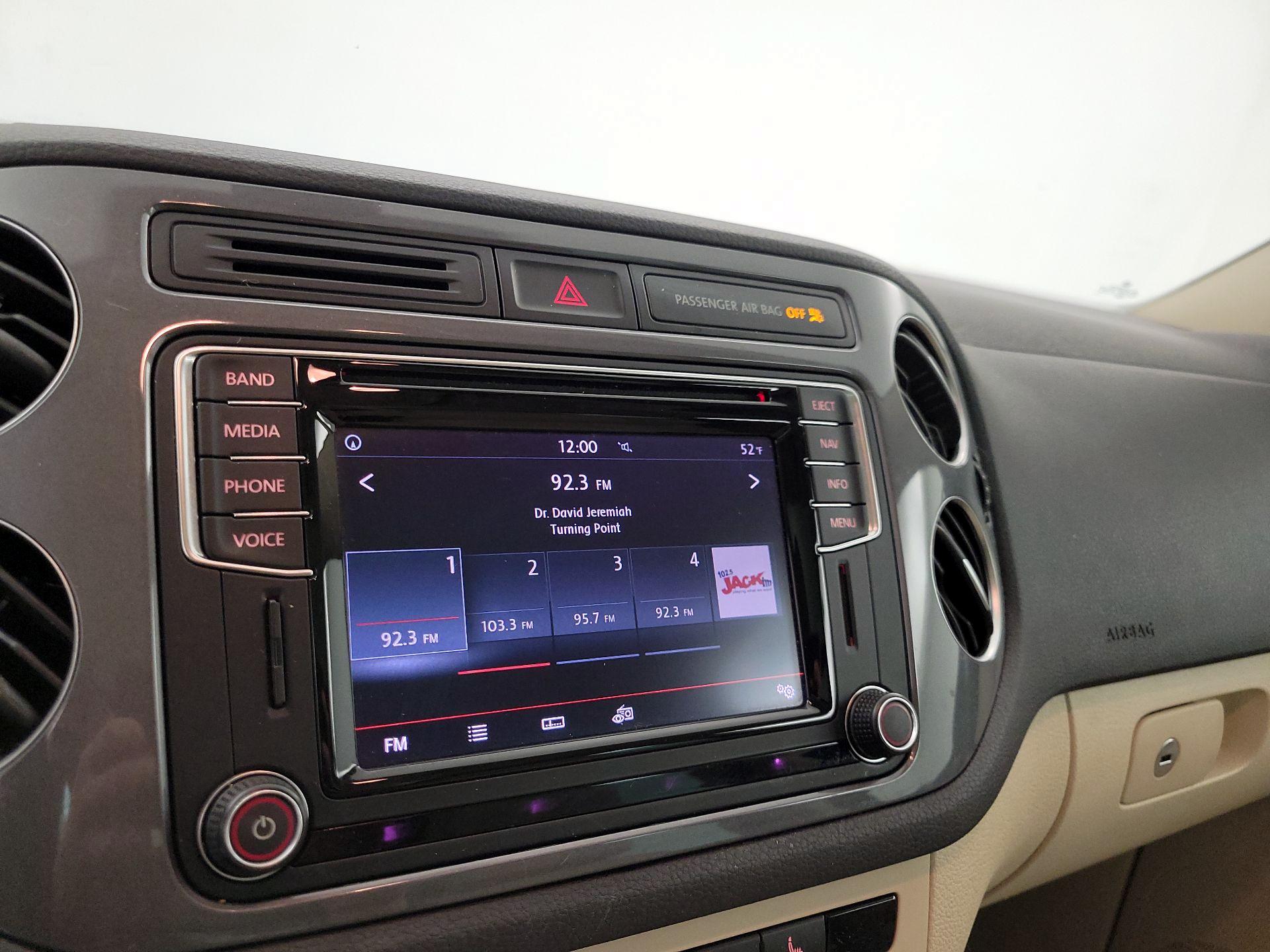 Thumbnail: 2016 Volkswagen Tiguan - 16