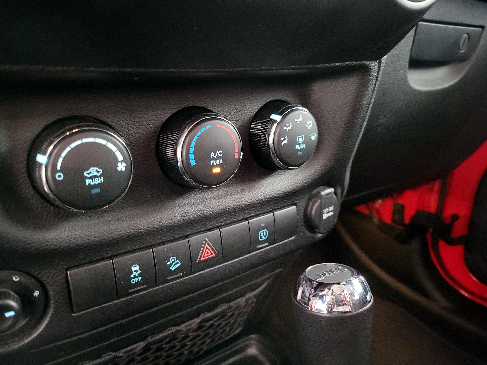 Thumbnail: 2018 Jeep Wrangler - 14