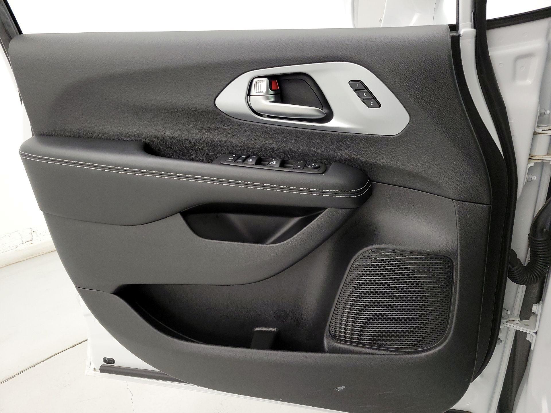 Thumbnail: 2022 Chrysler Pacifica - 12