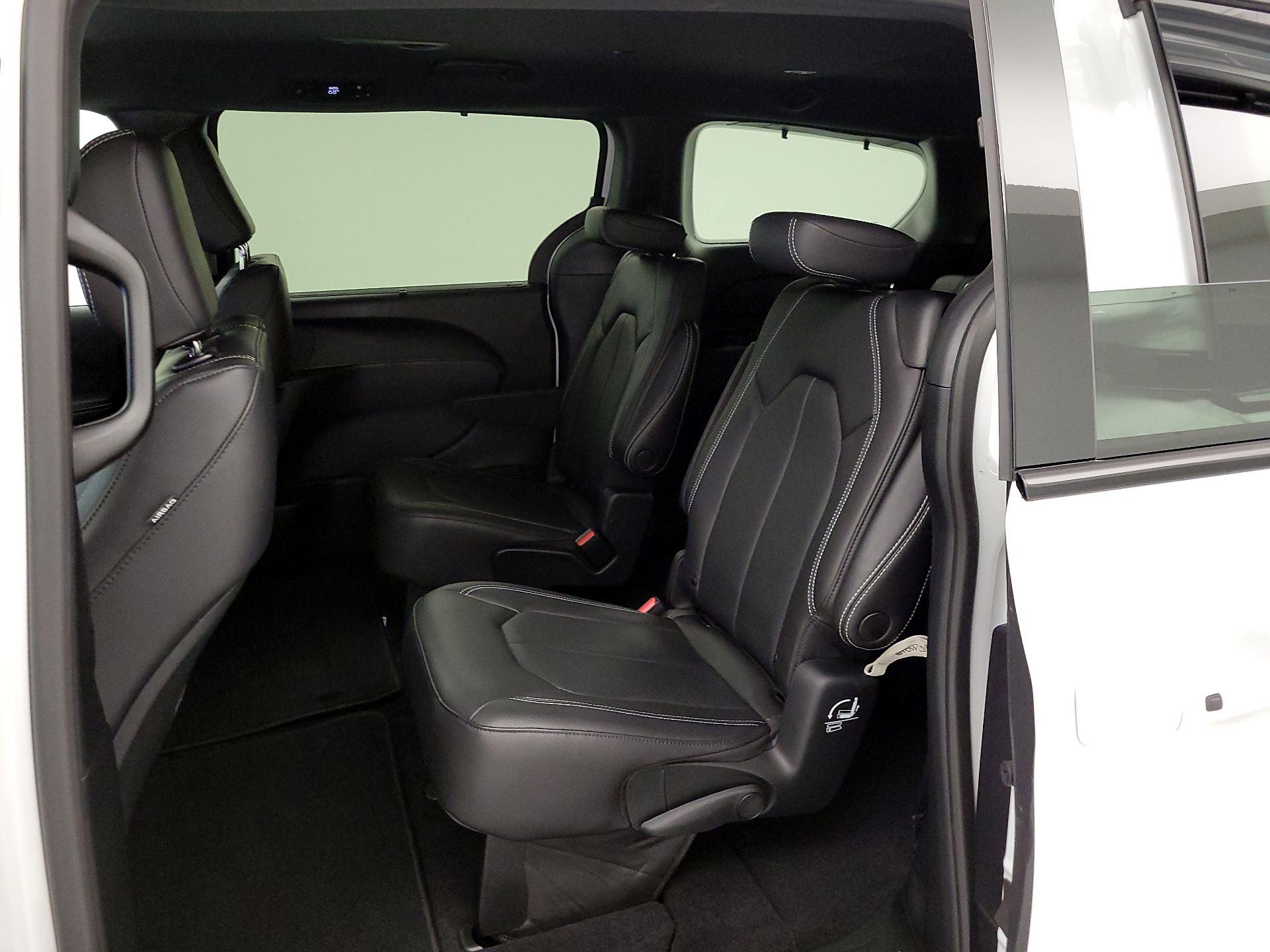 Thumbnail: 2022 Chrysler Pacifica - 19