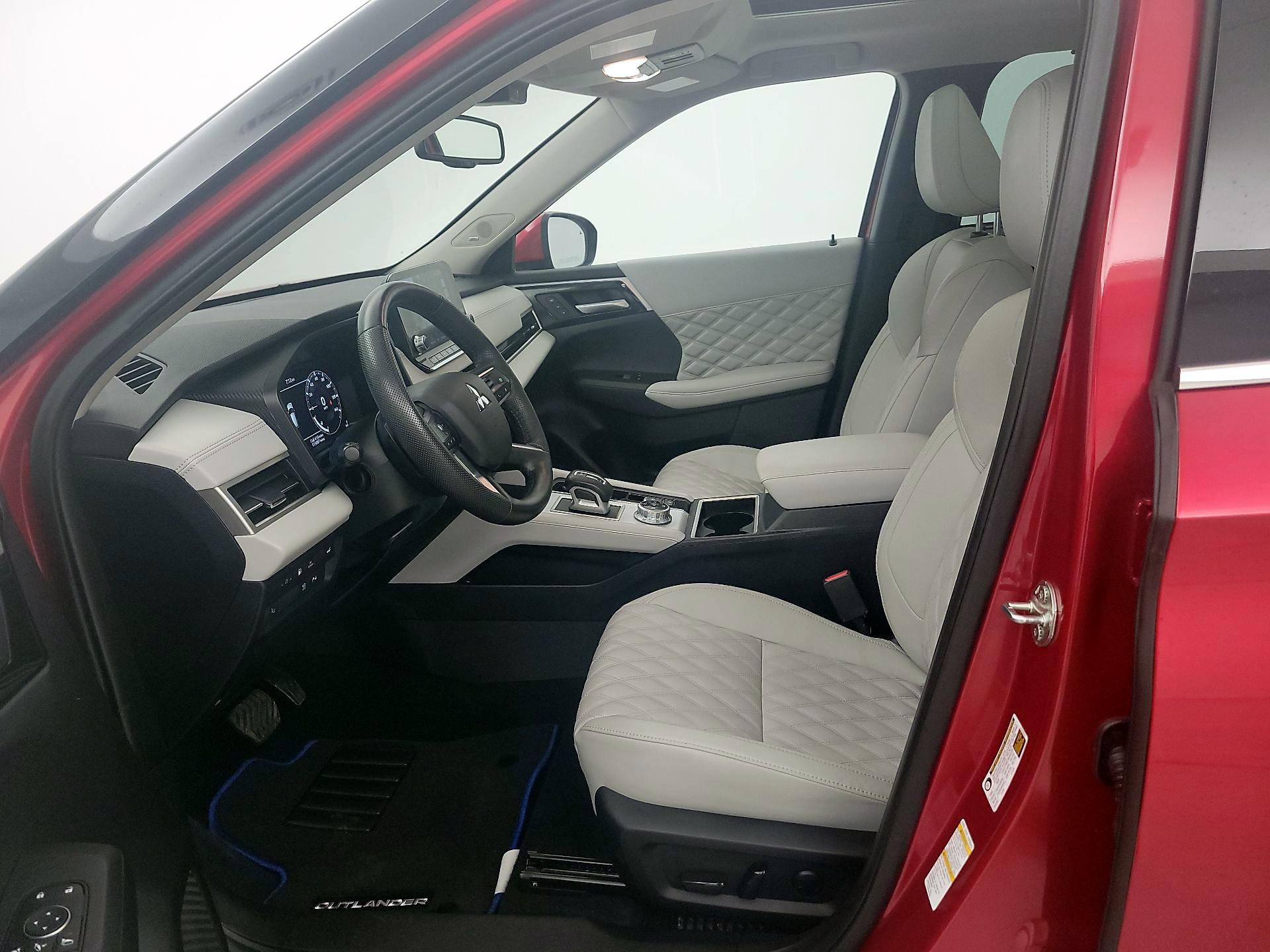 Thumbnail: 2023 Mitsubishi Outlander - 11