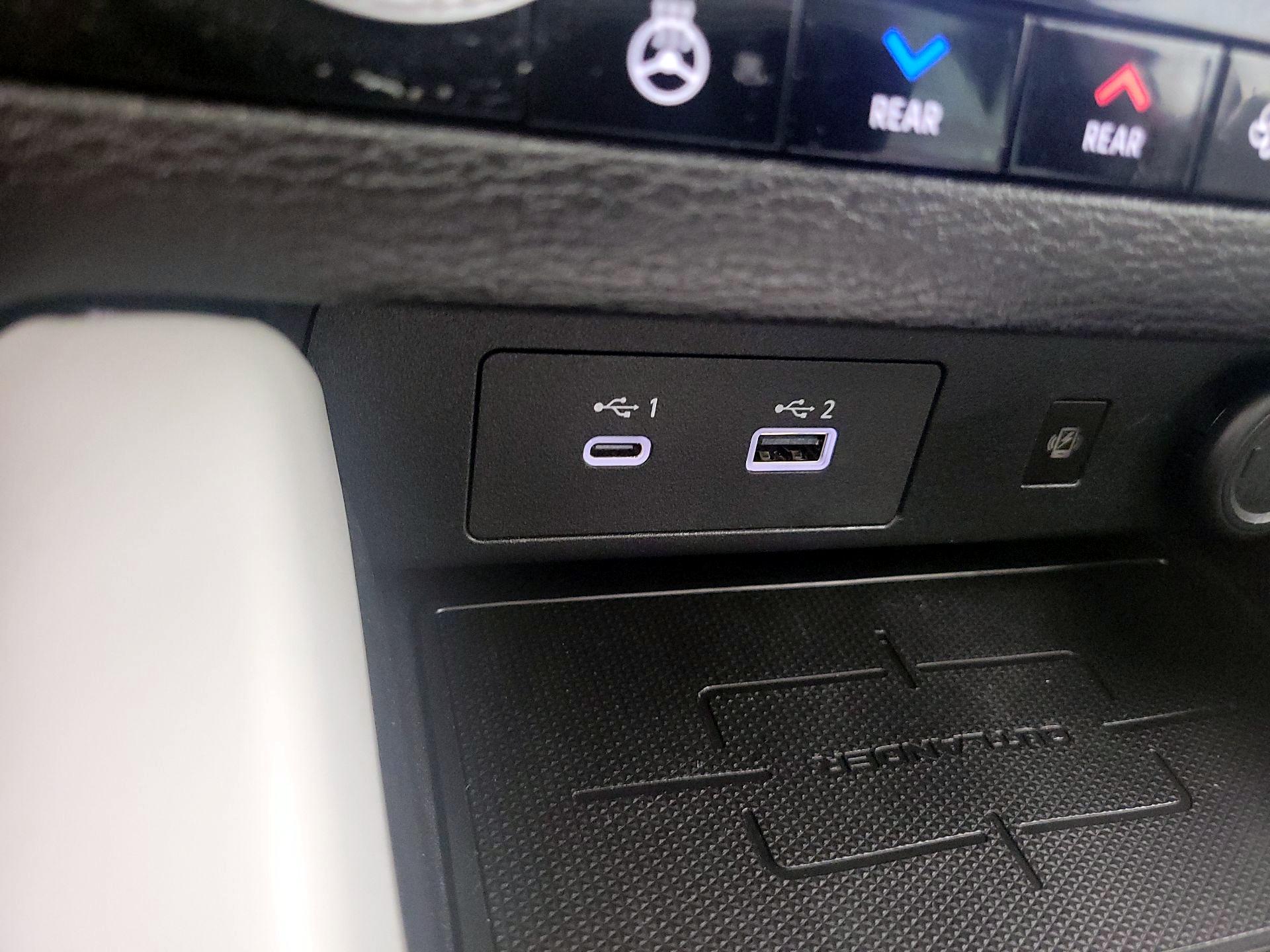 Thumbnail: 2023 Mitsubishi Outlander - 19