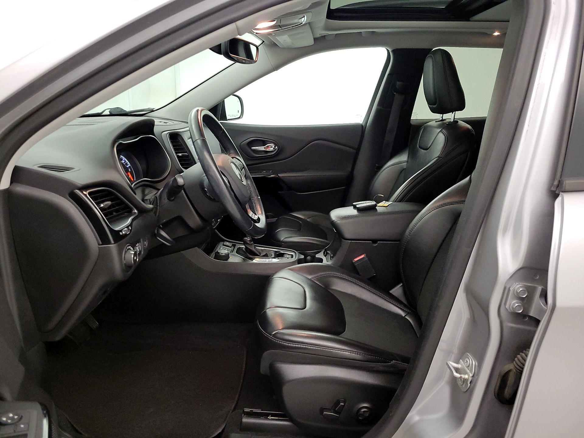 Thumbnail: 2019 Jeep Cherokee - 11