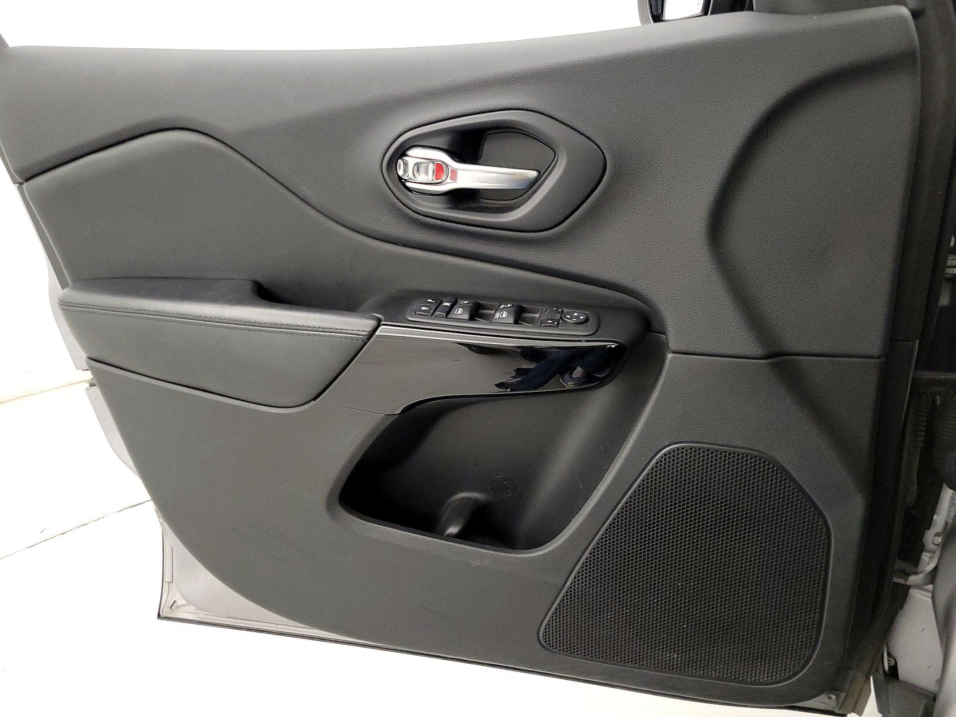 Thumbnail: 2019 Jeep Cherokee - 12