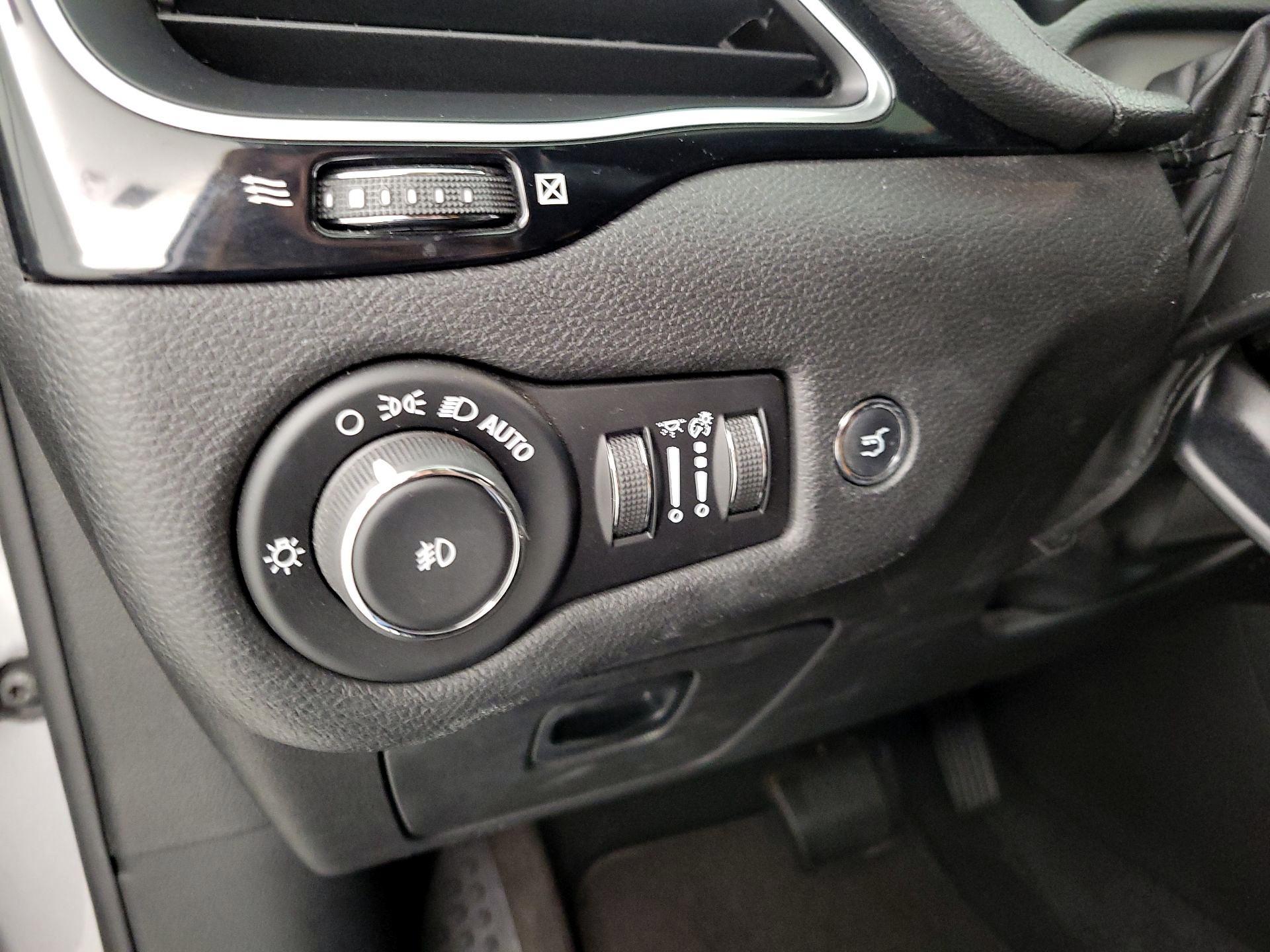 Thumbnail: 2019 Jeep Cherokee - 13