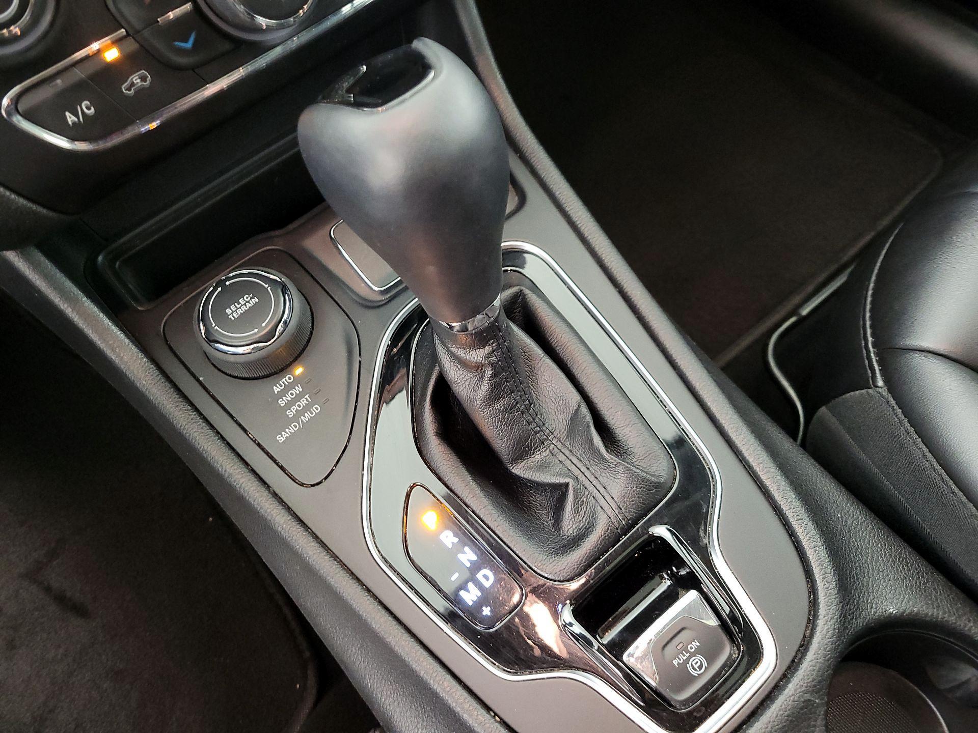 Thumbnail: 2019 Jeep Cherokee - 17