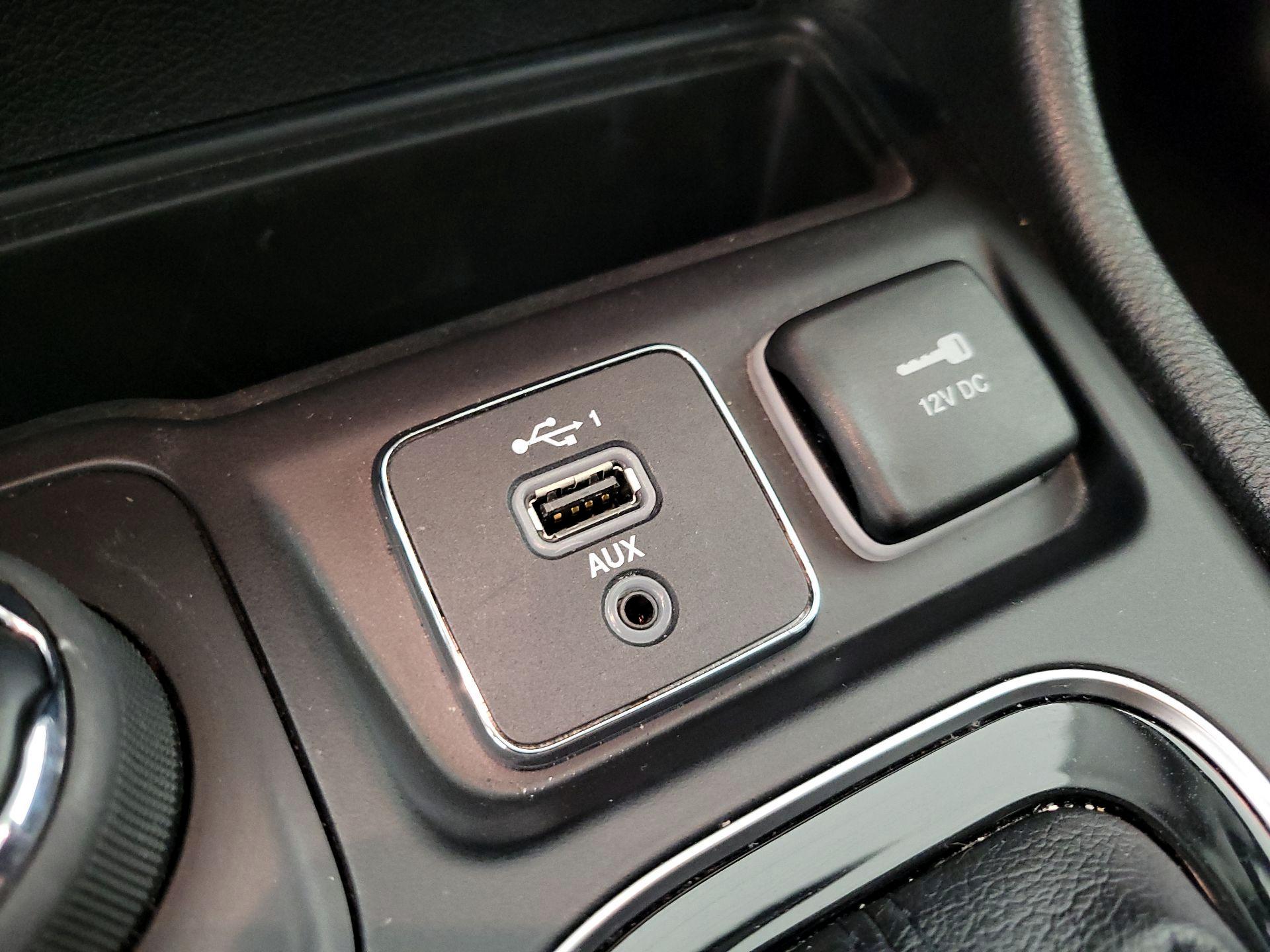 Thumbnail: 2019 Jeep Cherokee - 18