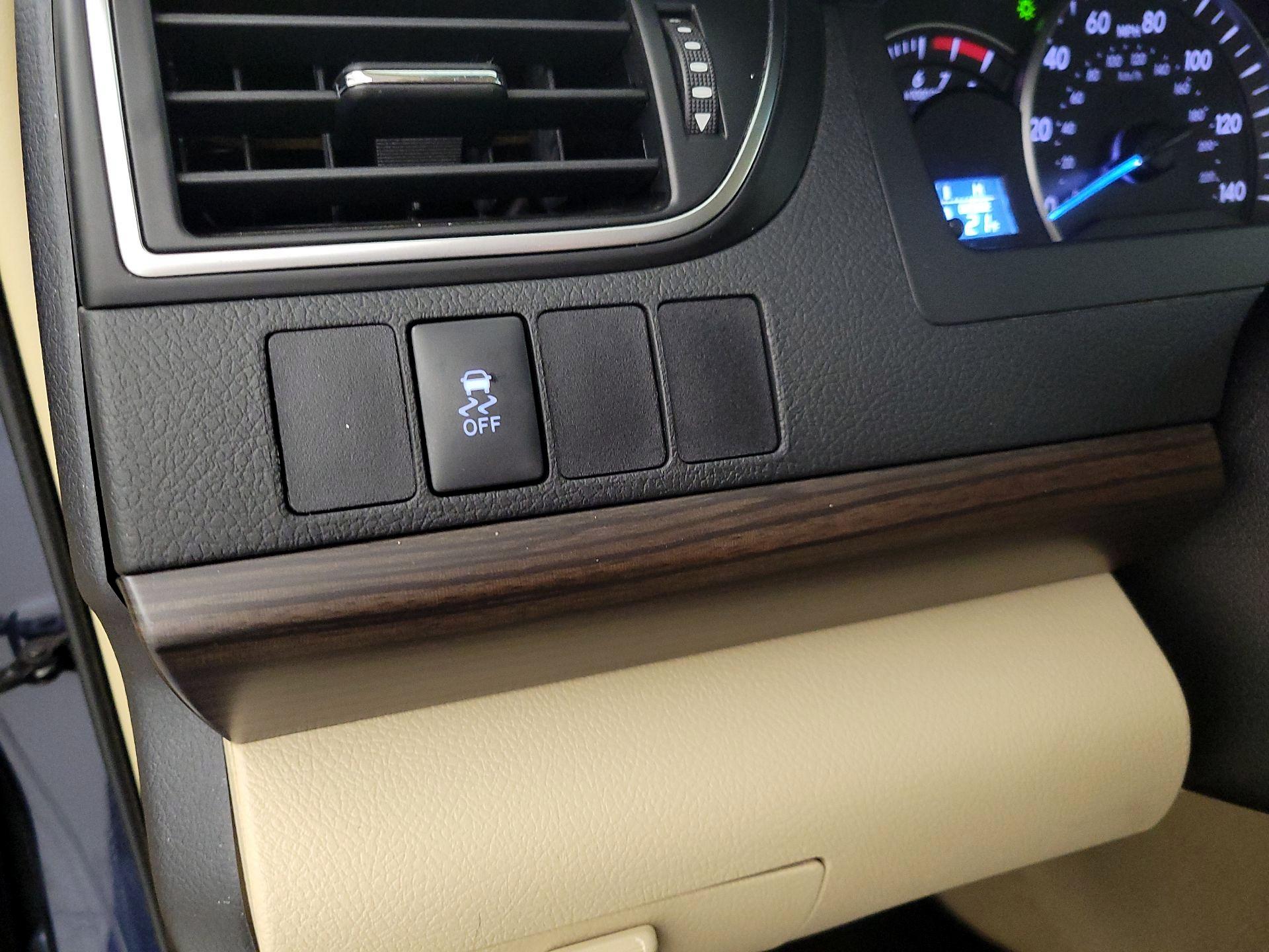 Thumbnail: 2015 Toyota Camry - 13