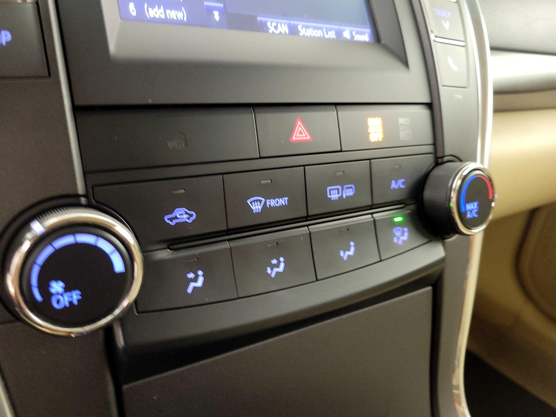 Thumbnail: 2015 Toyota Camry - 16