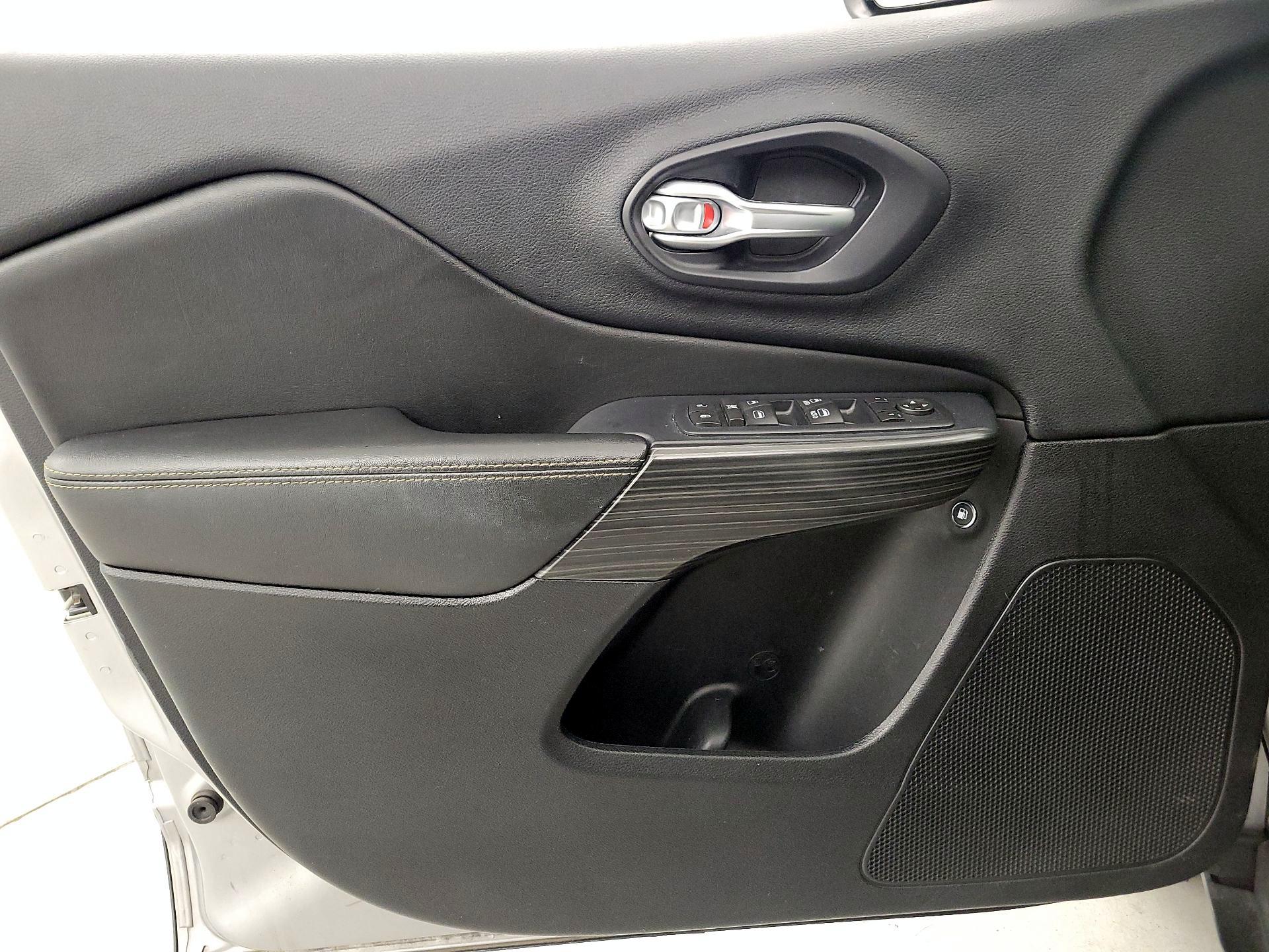 Thumbnail: 2016 Jeep Cherokee - 12