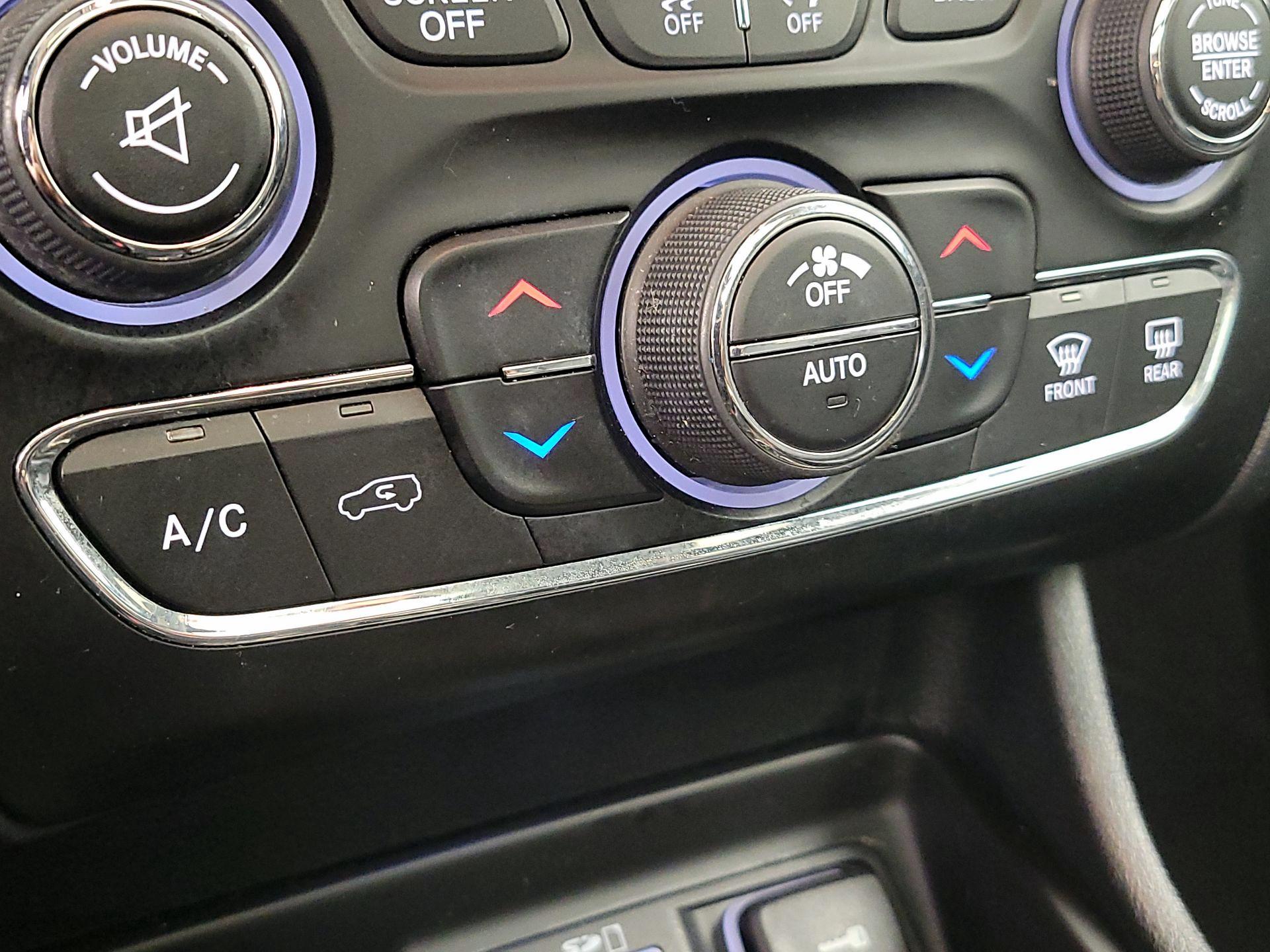 Thumbnail: 2016 Jeep Cherokee - 17