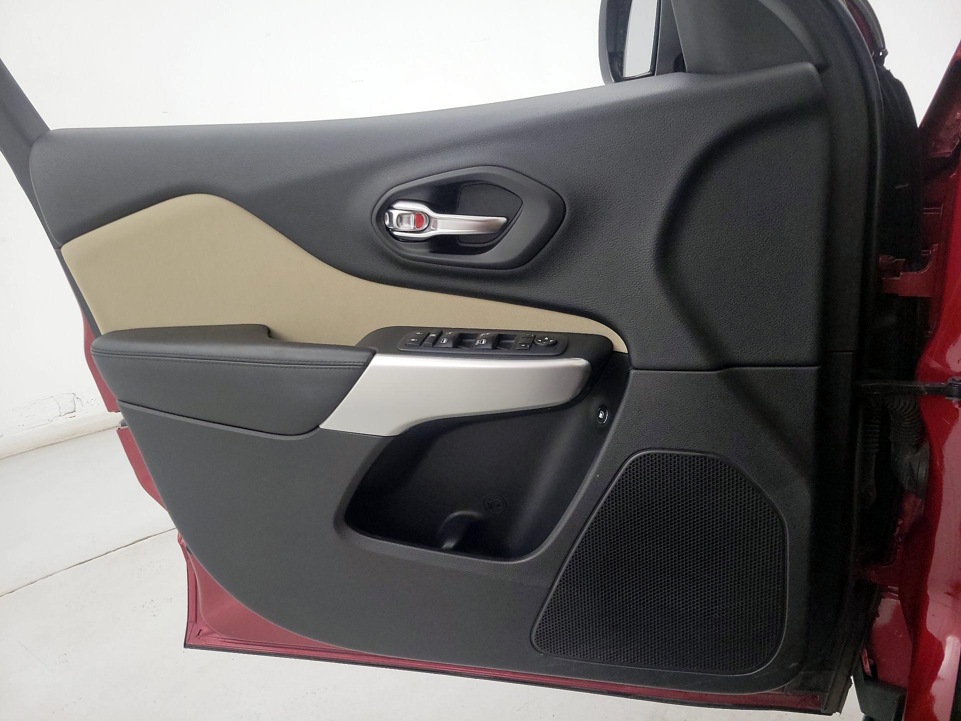 Thumbnail: 2017 Jeep Cherokee - 12