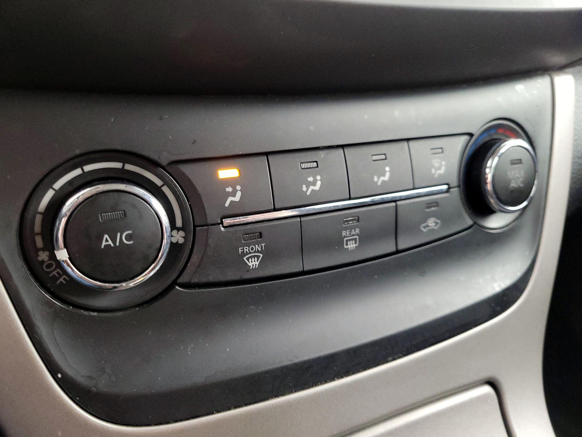 Thumbnail: 2015 Nissan Sentra - 16